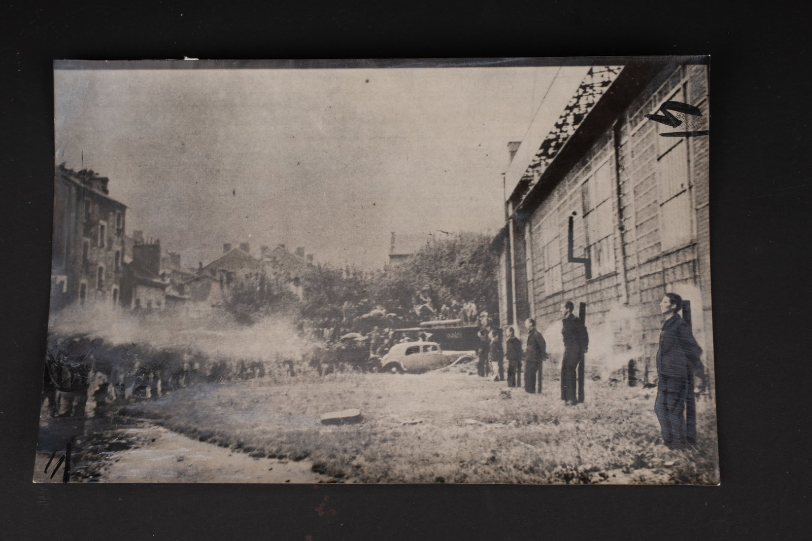 Photo pour le Journal Yanks. Photograph for Yanks magazine.: Photo pour la Journal Yanks. En noir et blanc, 15 x 23 cm, representant des miliciens attaches au poteau d execution avant d etre fusilles. Etiquette au dos marquee Sur cette meme place 22 patriotes t