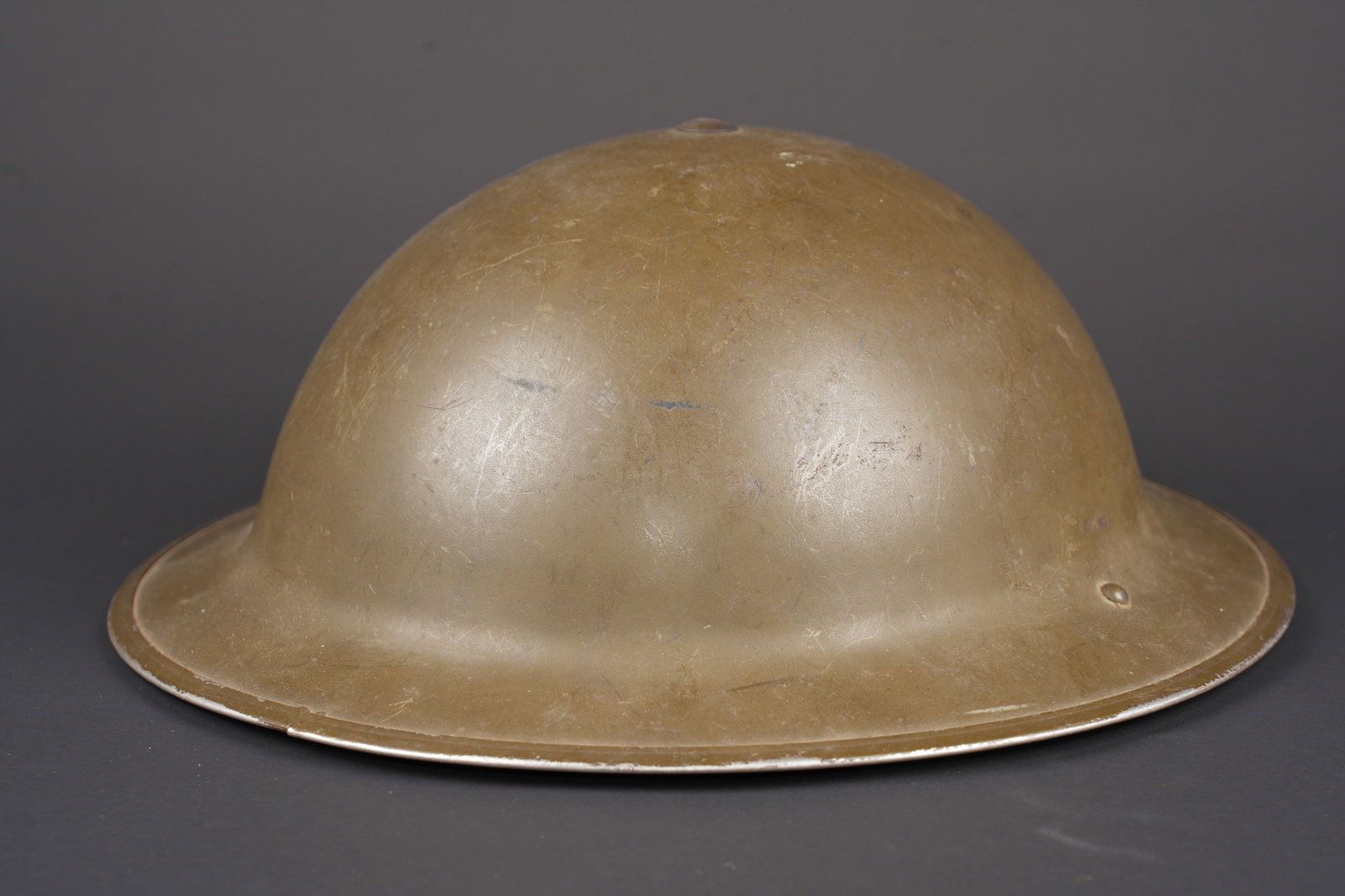 Casque canadien. Canadian helmet.: Casque canadien. Coque de casque MK II. Peinture kaki a 90%. Fabrication CL/C 1942 57. Coiffe en cuir complete avec son cordon de serrage. Sans marquages visibles. Jugulaire MK II, avec tampon canadie