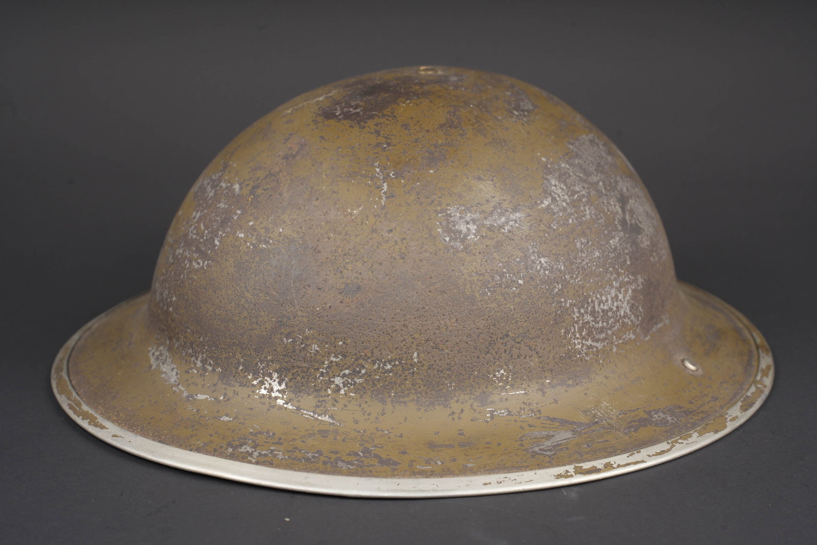 Casque canadien. Canadian helmet.: Casque canadien. Coque de casque MKII. Les marquages sont illisibles. Peinture kaki fortement nettoyee et frottee. Coiffe en cuir presente mais abimee. Le cordon de serrage est present. Marquages illi