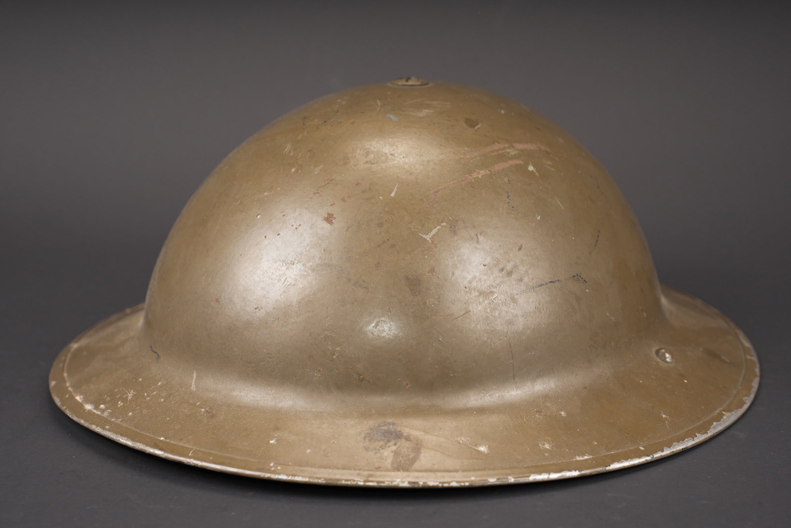 Casque canadien. Canadian helmet.: Casque canadien. Coque de casque MK II, fabrication WE WD 1938. Coiffe complete avec son cordon de serrage et son tampon amortisseur, taille 7, datee 1940. Peinture kaki lisse a 80%. Jugulaire MK II c