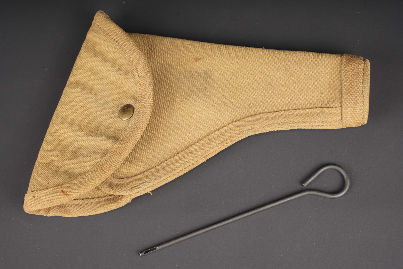 Holster de pistolet canadien. Canadian pistol holster. (1 of 4)