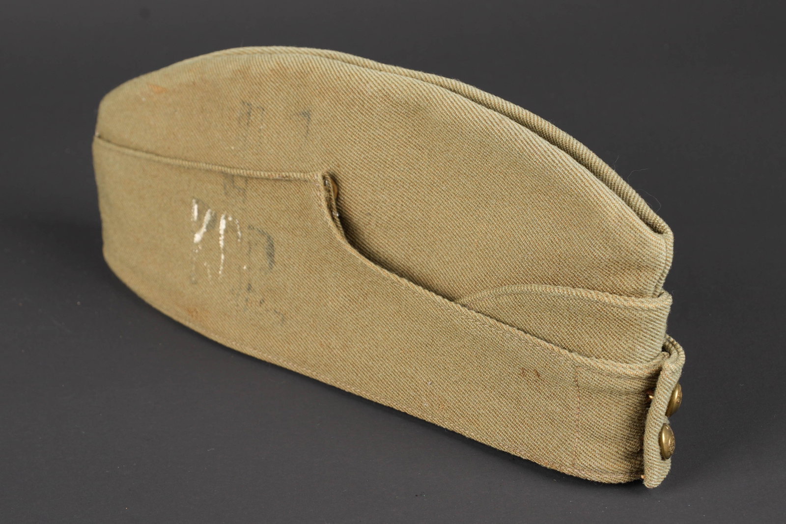Calot canadien. Canadian garrison cap.: Calot canadien. En drap kaki. Reste de marquages sur le cote KCR. Deux boutons marques Canada. Interieur double en tissu coton noir. Beau marquage canadien. Sans marquages fabricant visibles. Bandeau 