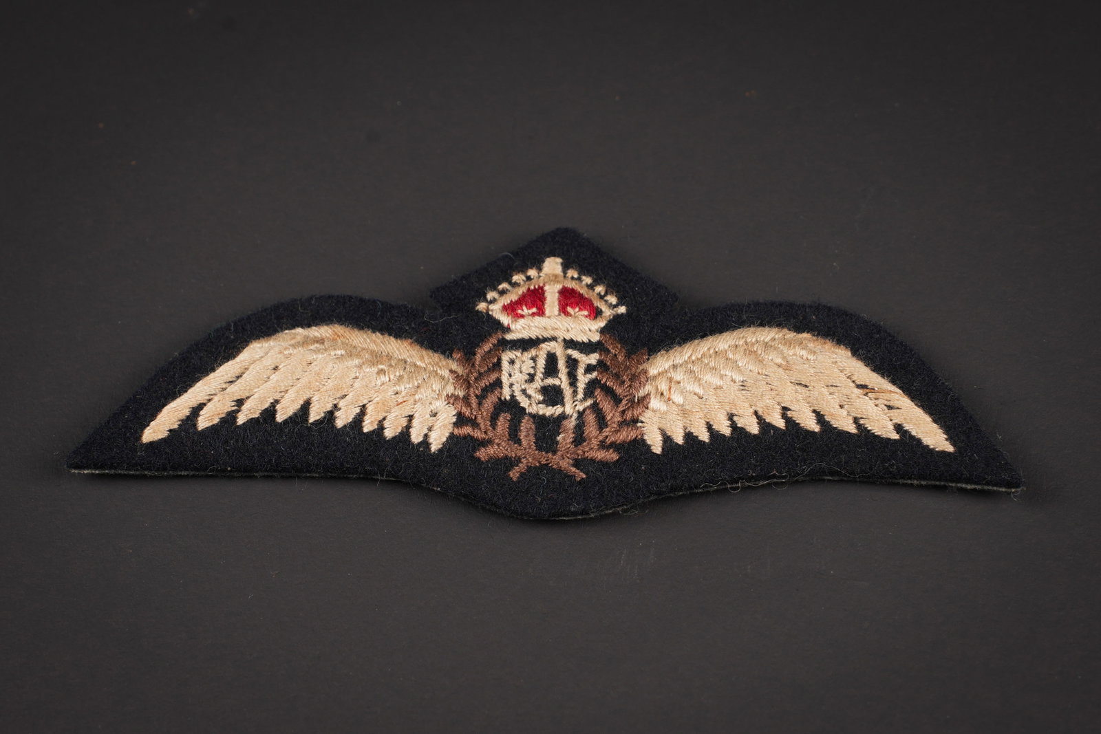 Brevet de pilote RCAF. RCAP pilot brevet.: Brevet de pilote RCAF. Tres belle fabrication bombe. Dos de la piece double en tissu coton noir. A noter une legere usure et patine de la piece. Etat I-. RCAF pilot’s brevet. Very fine padded