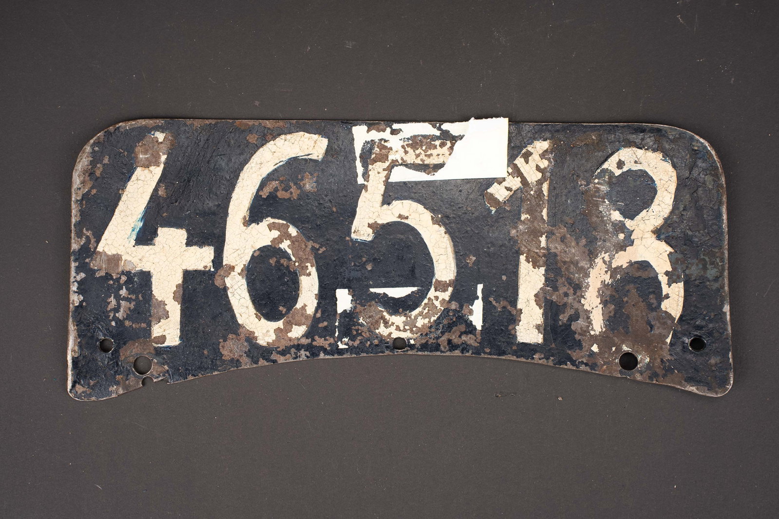 Plaque d immatriculation. Registration plate.: Plaque d immatriculation. En metal. Double face. Peinture noire a 70%. Cinq points de fixation. Numero 46518 peint en blanc. Dimensions 21 x 9 cm. A noter une certaine usure et patine de la piece.