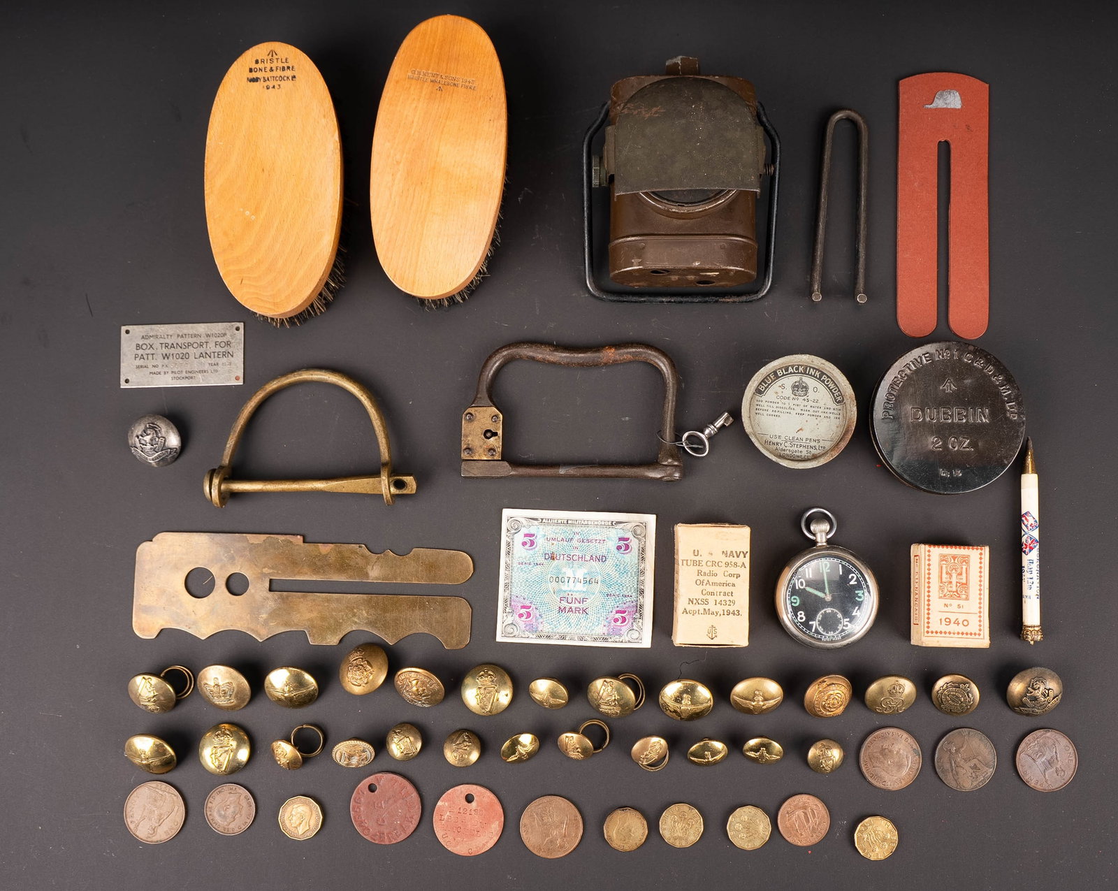 Equipement britannique. British equipment.: Equipement britannique. Comprenant un lot de pieces de monnaies. Divers boutons Une plaque d identite LBD RADW BATCHELOR. Une boite en metal complete, Dubbin. Un paquet marque 1940. Un crayon date 193