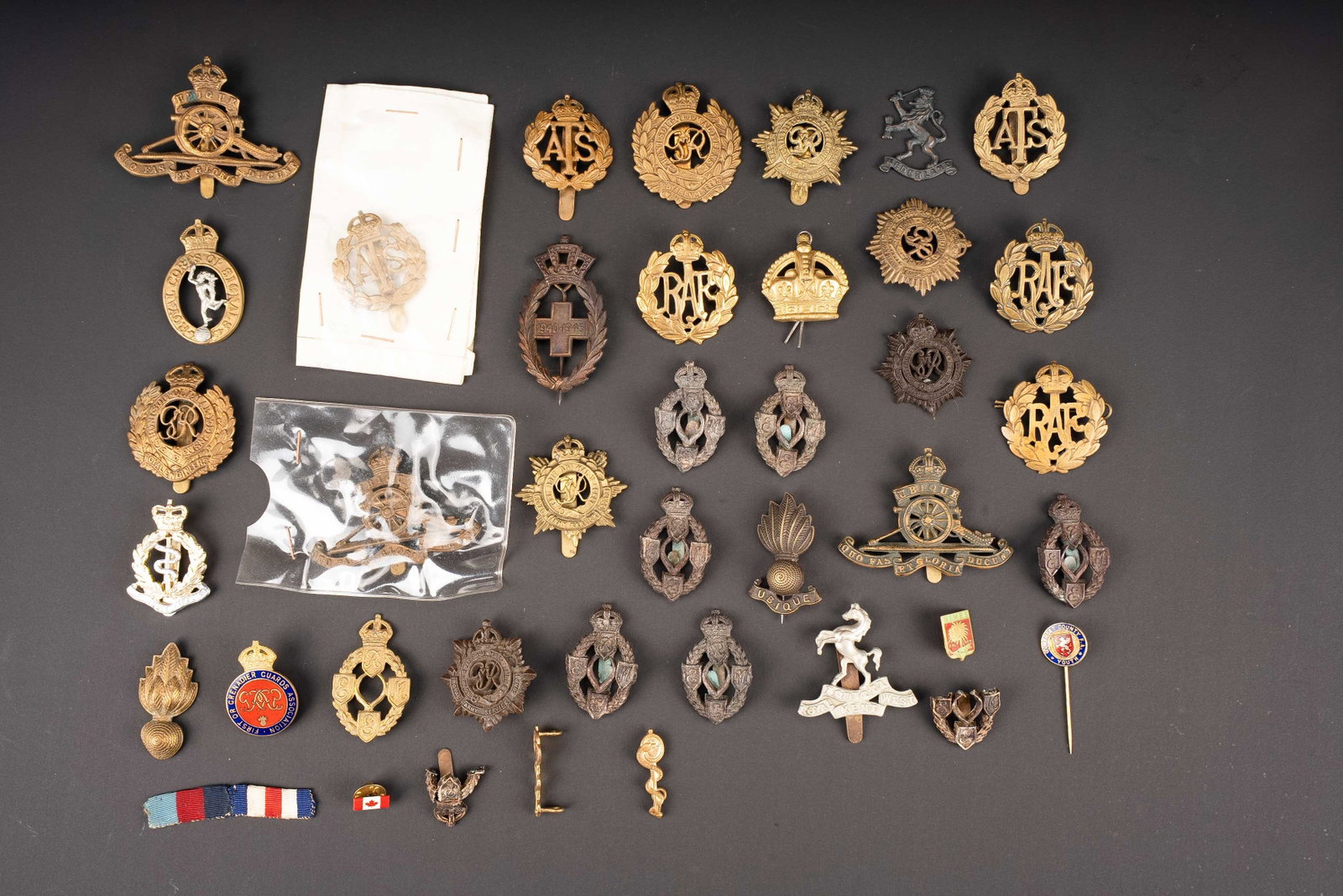 Cap badge britannique. British cap badge. (1 of 15)