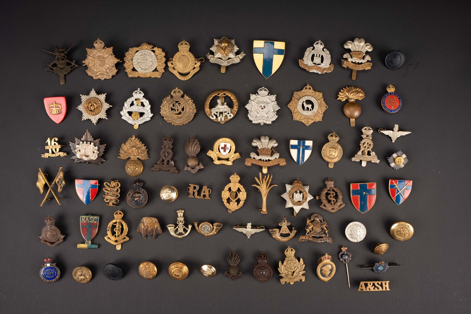 Cap badge britannique. British cap badge. (1 of 17)