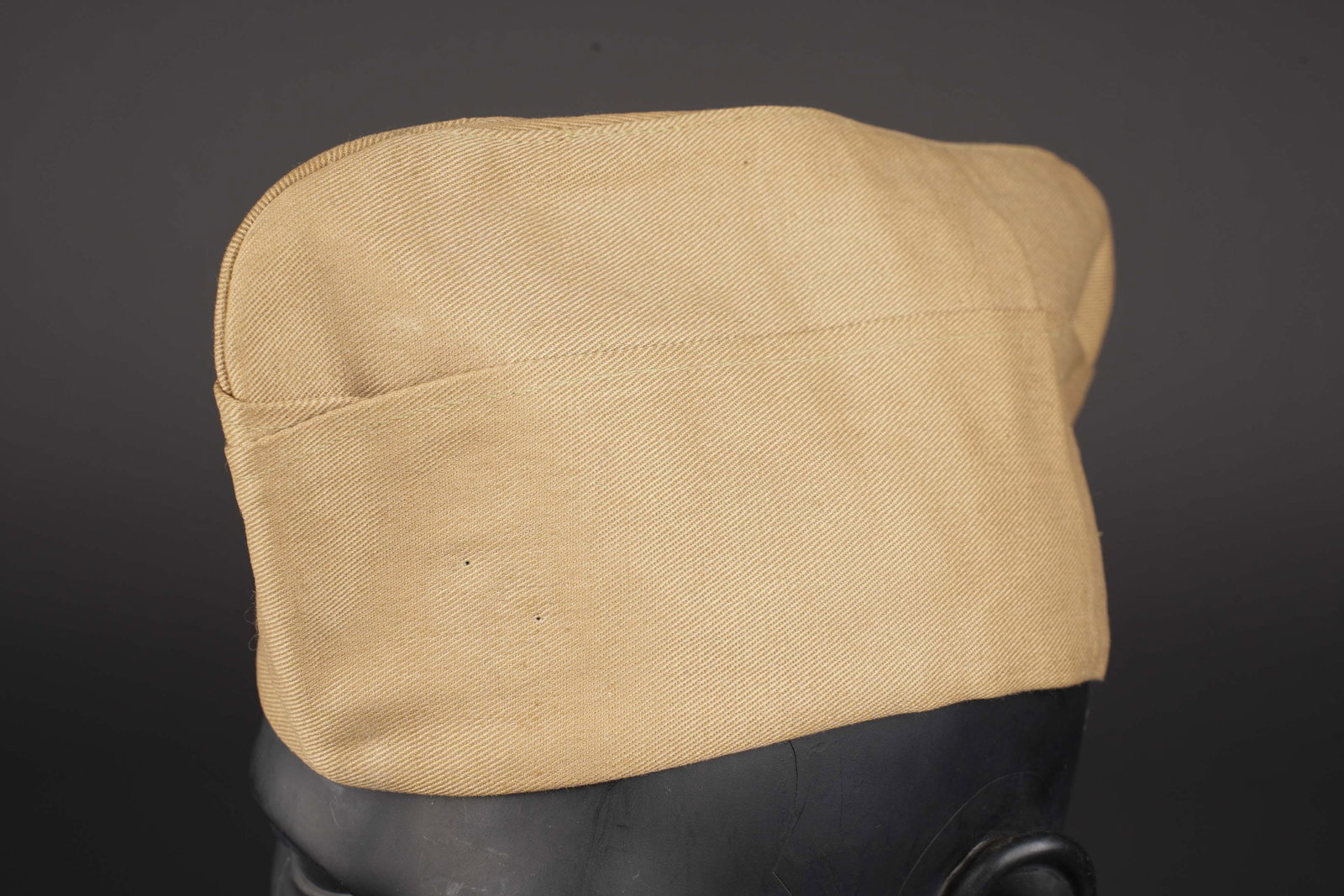 Calot britannique. British garrison cap.: Calot britannique. En tissu type chino. Bandeau de sudation en drap beige. Tampon du fabricant Vafathah et AQ 10 43 MC. Broad arrow complet. A noter une certaine usure et patine de la piece. Etat I-. 