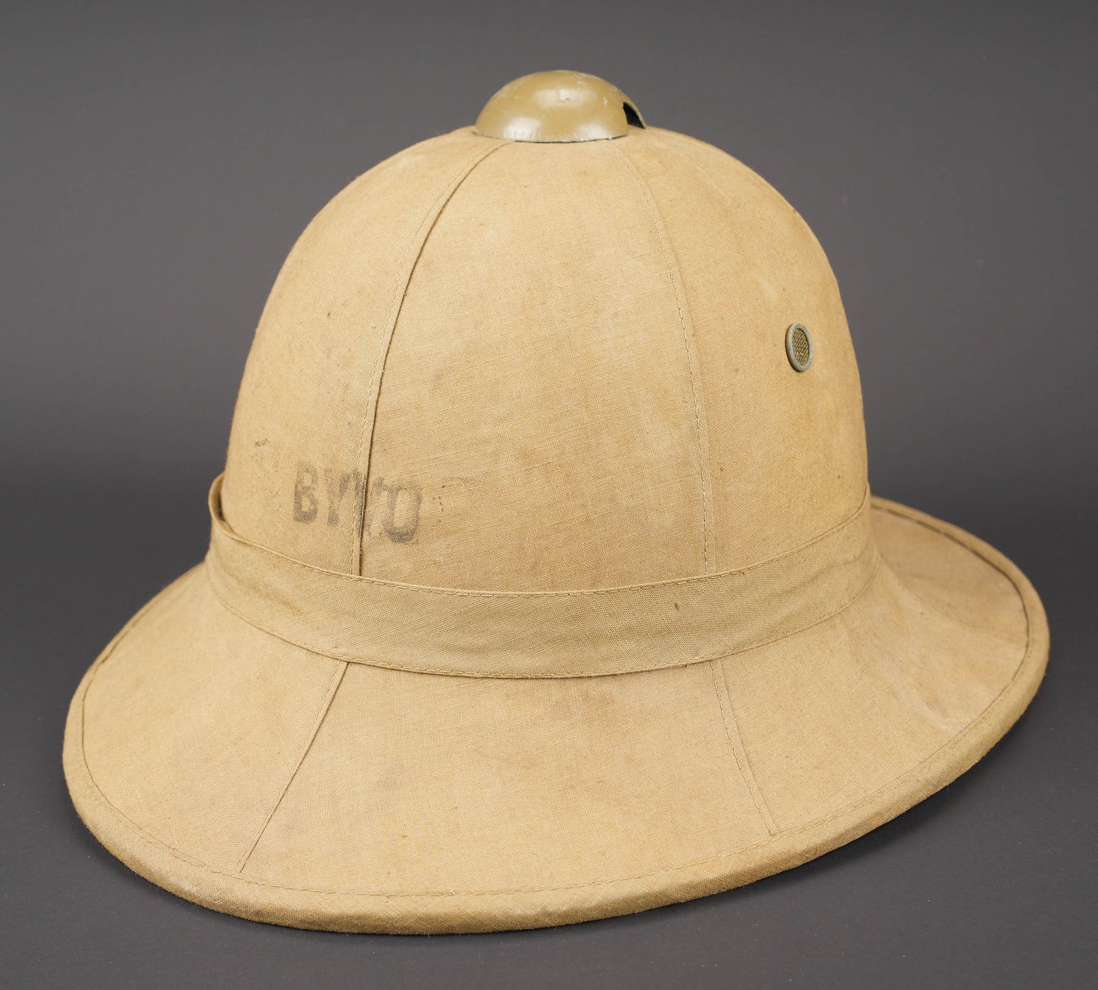 Casque tropical britannique. British tropical helmet.: Casque tropical britannique. En tissu beige. Partie superieure en metal, couleur kaki a 80%. Deux œillets d aeration. Face avant disposant du marquage au pochoir BYVO. Interieur double en tissu vert.