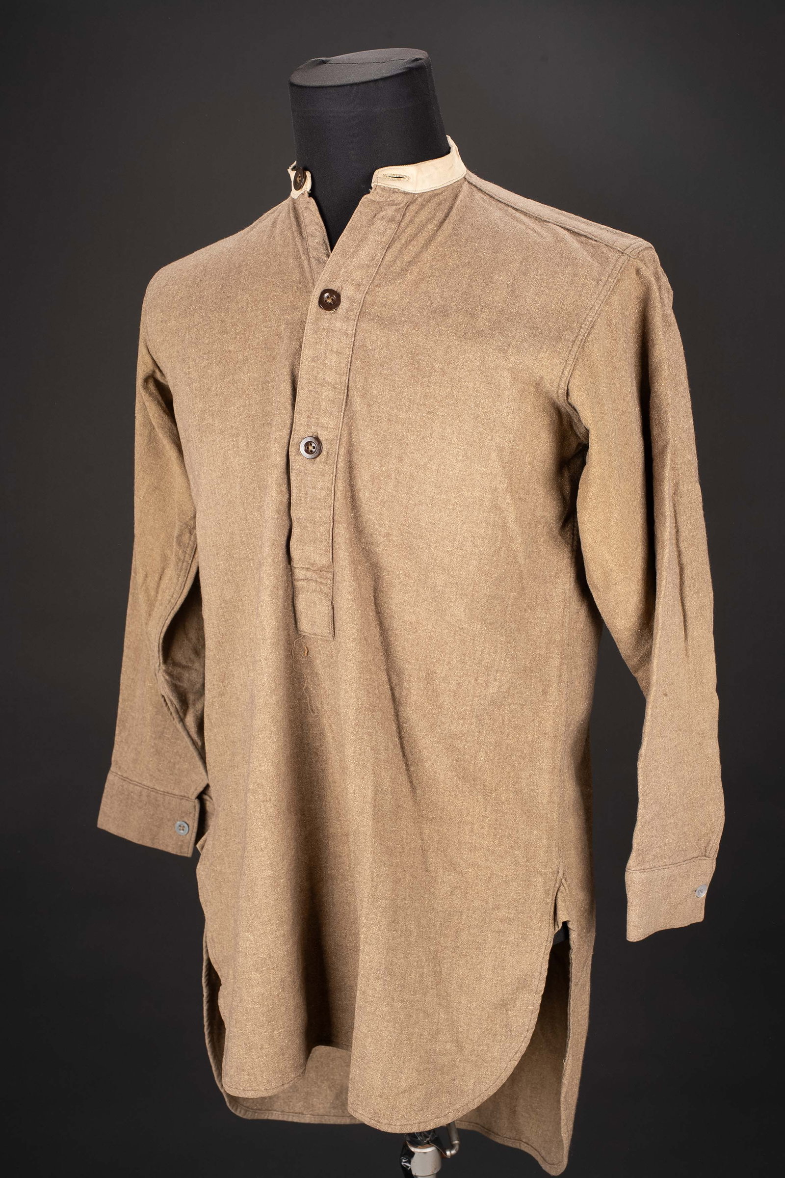 Chemise britannique. British shirt.: Chemise britannique. En drap gris marron. Tous les boutons sont presents. Col rond en tissu coton blanc. Marquages illisibles. Taille 4. A noter une legere usure et patine de la piece, ainsi que de di
