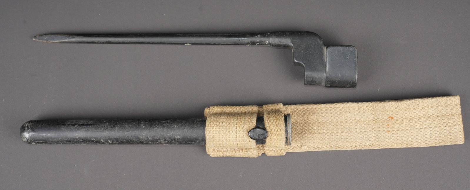 Baionnette clou britannique. British spike bayonet.: Baionnette clou britannique. Baionnette en metal, peinture noire a 70%. Marquages N4 MK II N 67. Fourreau en bakelite noire. Gousset en epais tissu web. Les marquages sont illisibles. A noter une cert