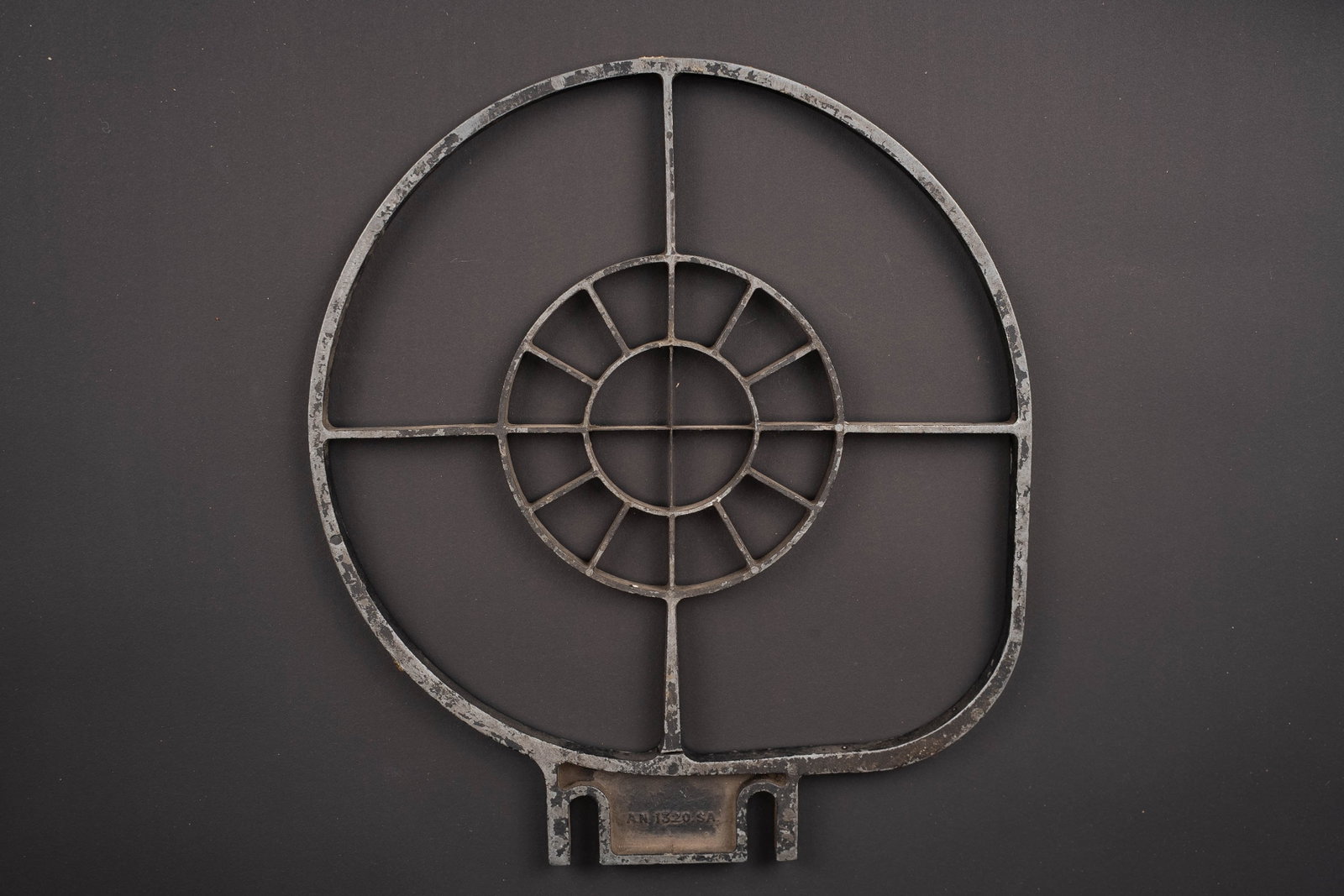 Mire de canon britannique. British gun sight: Mire de canon britannique. Modele anti-aerien. Probable modele pour navire de guerre de la Royal Navy. En metal. Peinture a 70%. Marquages AN 1320 SA. Dimensions 24 x 27 cm. A noter une certaine usure