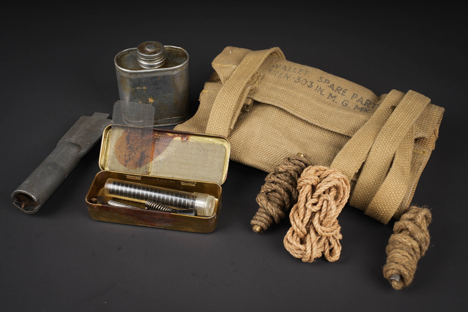 Trousse de nettoyage de fusil mitrailleur Bren. Bren light machine gun cleaning kit.: Trousse de nettoyage de fusil mitrailleur Bren. En forte toile Web. La sangle de transport est presente. Rabat marque Wallet Spare Parts Bren 303 in MG MKI. Une boite en metal, contenant de nombreuses