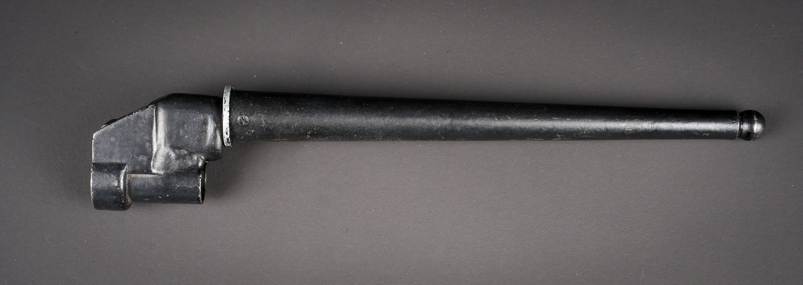 Baionnette clou MKII. British spike bayonet.: Baionnette clou MK II. En metal, peinture noire a 50%. Marquages illisibles. Fourreau en metal, peinture noire a 70%. A noter une certaine usure et patine de la piece. Etat II+. British Mk II spike ba