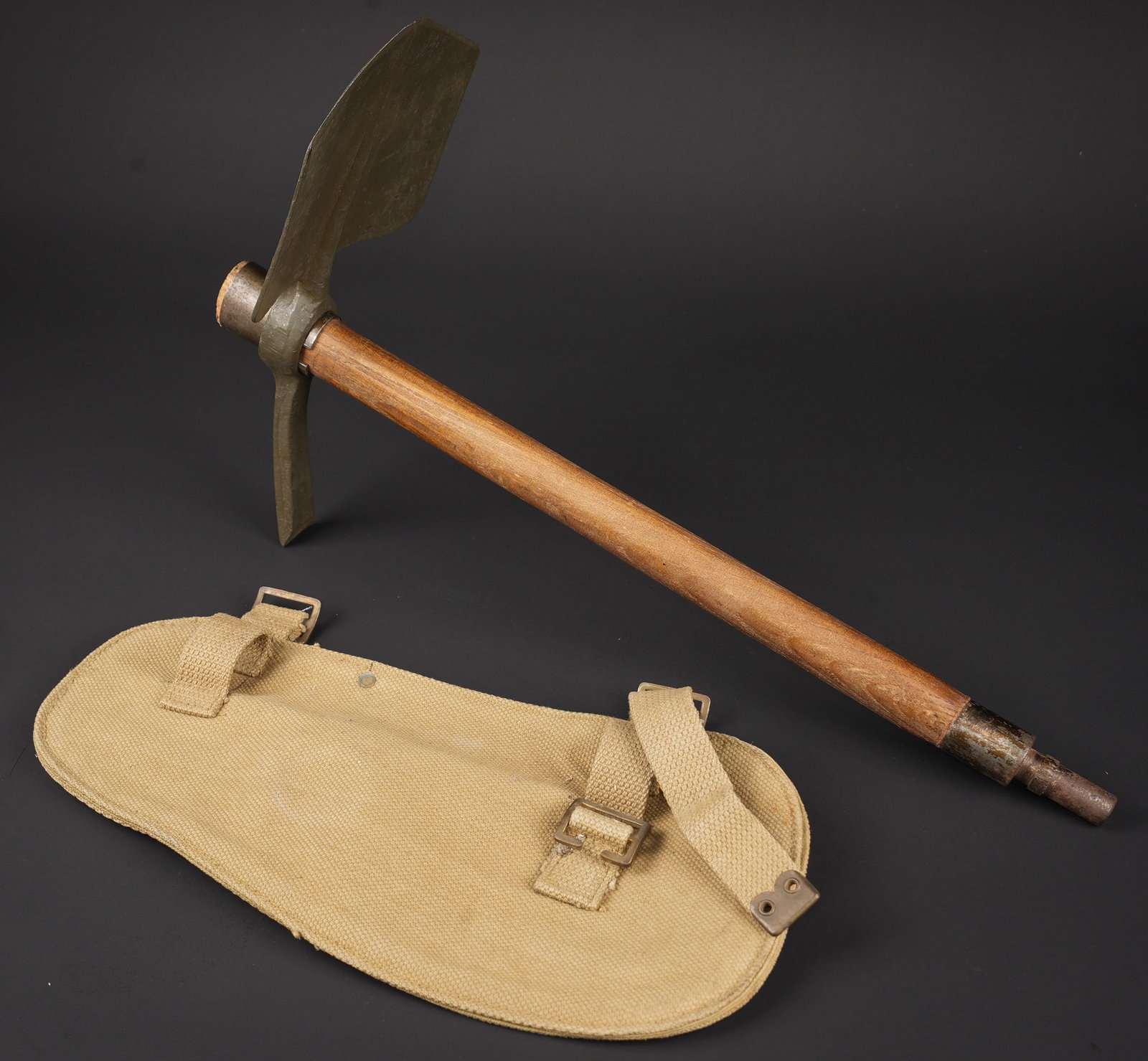 Outil individuel britannique. British individual tools.: Outil individuel britannique. Housse en forte toile web. Les sangles de fermeture sont presentes. Manche en bois et metal. Partie metallique disposant de sa couleur d origine a 70%. Fabrication Ington