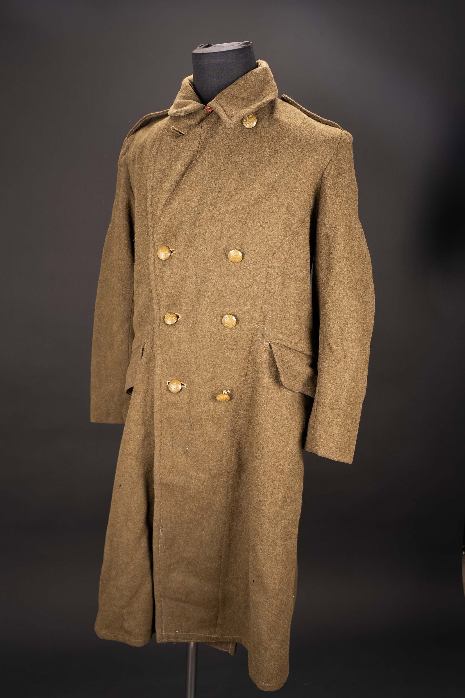 Manteau britannique. British coat.: Manteau britannique. En epais drap kaki. Tous les boutons en matiere plastique sont presents. Interieur double en drap marron Marquages au pochoir C-2, 1957-1 III 3C; AD 505/19. Etiquette du fabricant