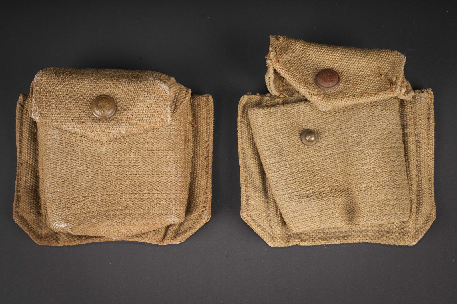 Cartouchieres et pochette pour boussole britannique. British ammunition pouches and compass pouch: Cartouchieres et pochette pour boussole britanniques. Cartouchiere en forte toile Web, le bouton pression est fonctionnel, les crochets de fixation au ceinturon sont presents. Fabrication MEC 1942. Un