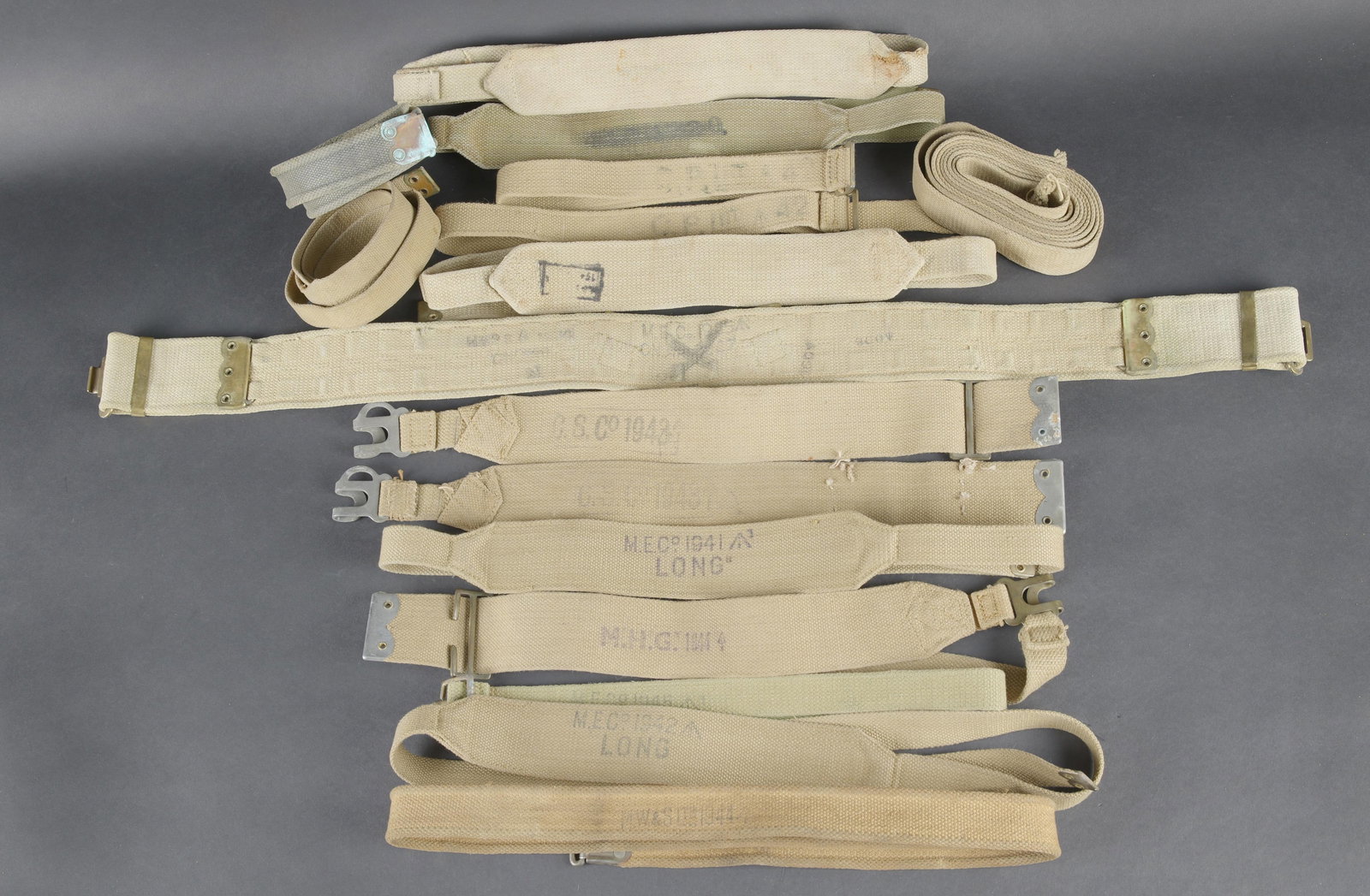 Equipements britannique. British equipment.: Equipements britannique. Comprenant une bretelle de brelage, en toile web, les marquages ont ete caviardes. Une bretelle de brelage en toile web, les marquages sont illisibles, quelques dechirures vis