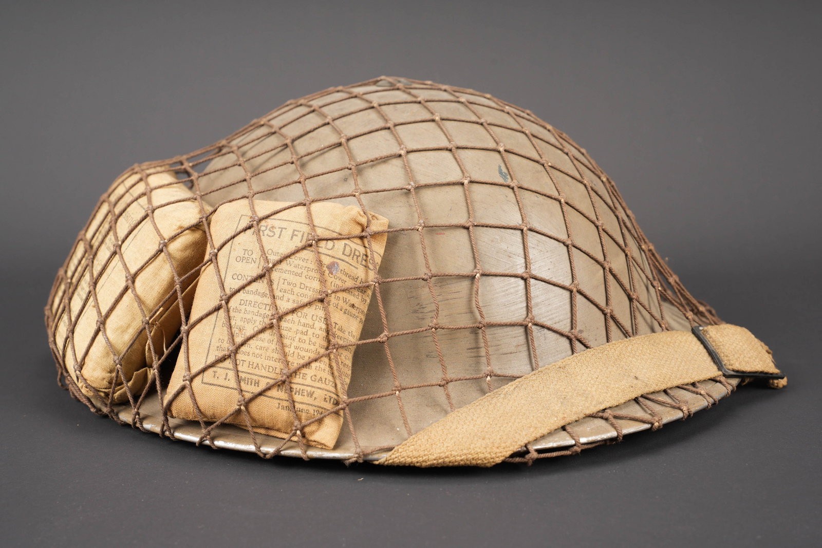 Casque britannique. British MK II helmet.: Casque britannique. Coque de casque MK II. Datee 1939. le marquage fabricant est illisible. Coque repeinte. Coiffe complete avec son tampon amortisseur. Datee 1939. Jugulaire MK II complete. Filet de 