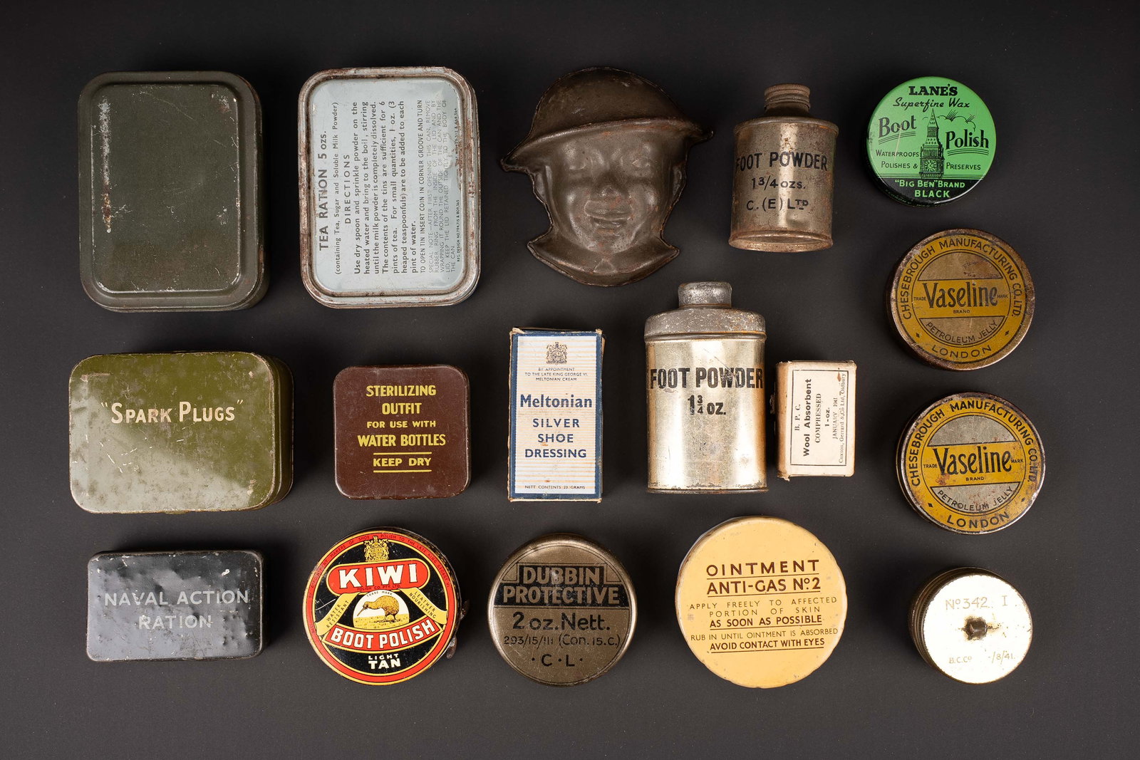 Accessoires britannique. British accessories group.: Accessoires britannique. Comprenant une boite en metal, vide, marquee Kiwi Boot Polish. Une boite vide, marquee 342, datee du mois d avril 1941. Un pansement dans son emballage d origine, date janvier