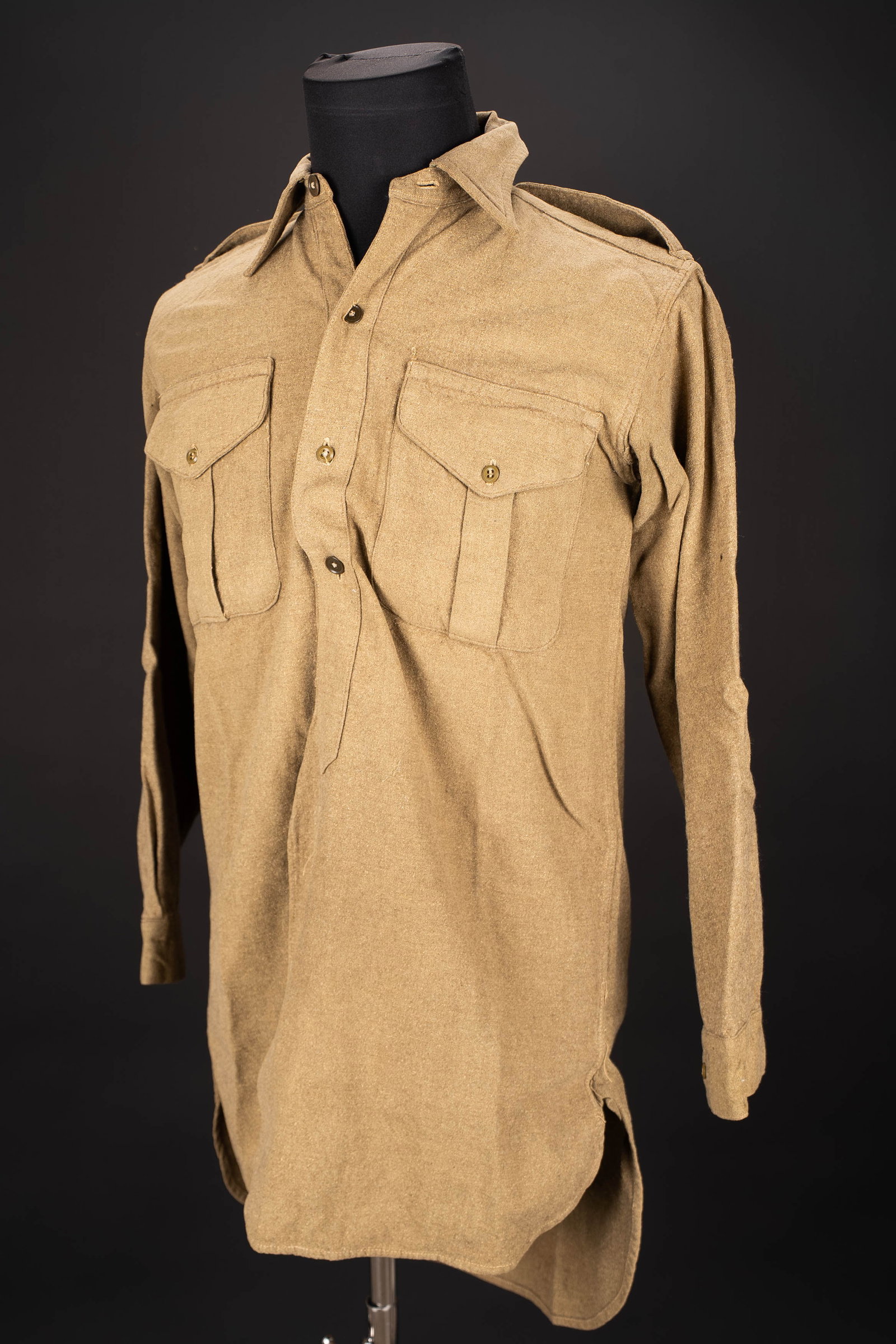 Chemise britannique. British shirt.: Chemise britannique. En tissu laineux kaki. Tous les boutons sont presents. Etiquette dans le col indiquant une taille 3. Fabrication GS CO Ltd. Date illisible. Broad arrow complet. A noter une certai