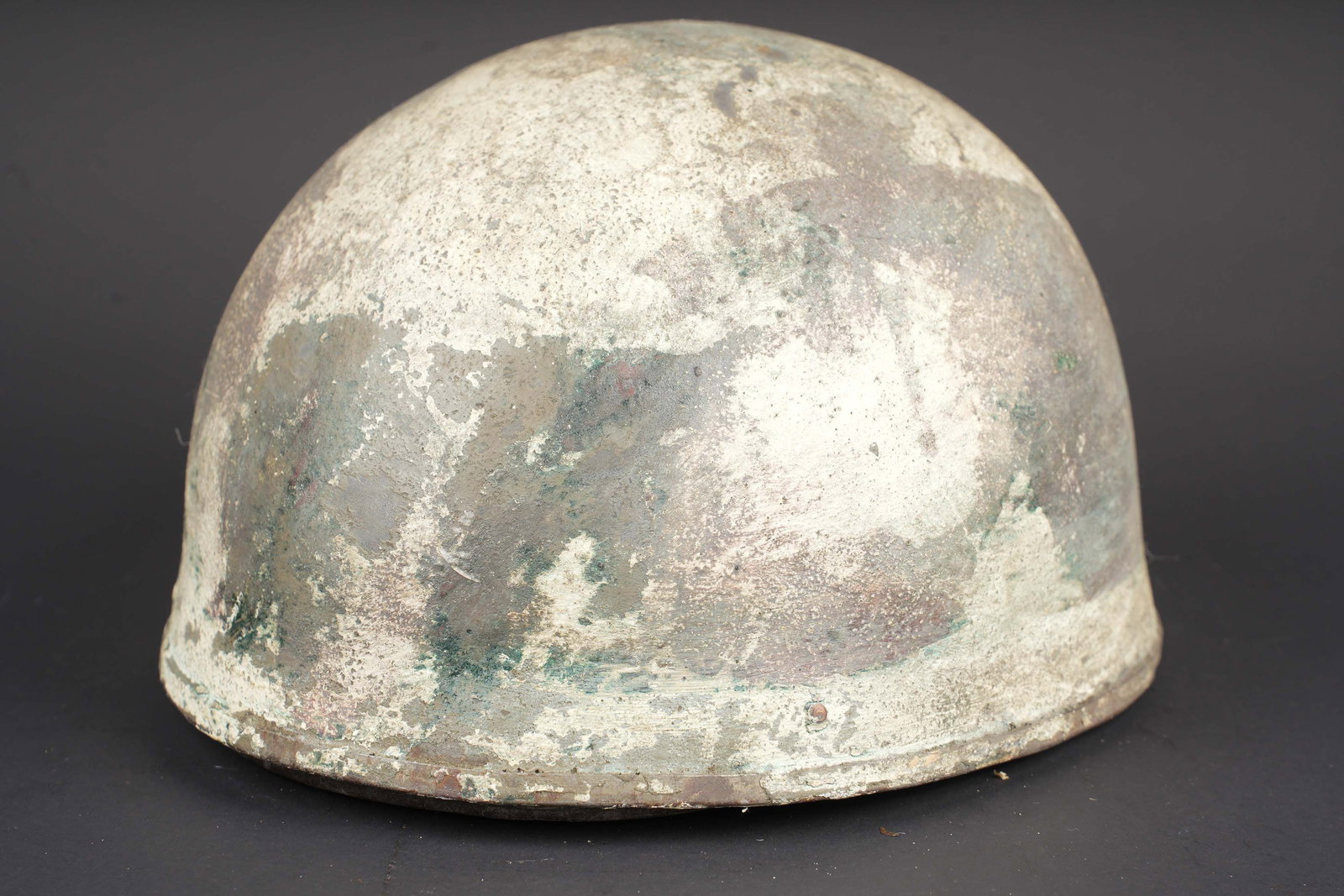 Casque de dispatch rider britannique. British dispatch rider helmet.: Casque de Dispatch Rider britannique. Coque en metal, peinture camoufle blanche et verte, typique de la campagne de Liberation de la Hollande. Feutrine complete. Coiffe en cuir complete avec sa jugula