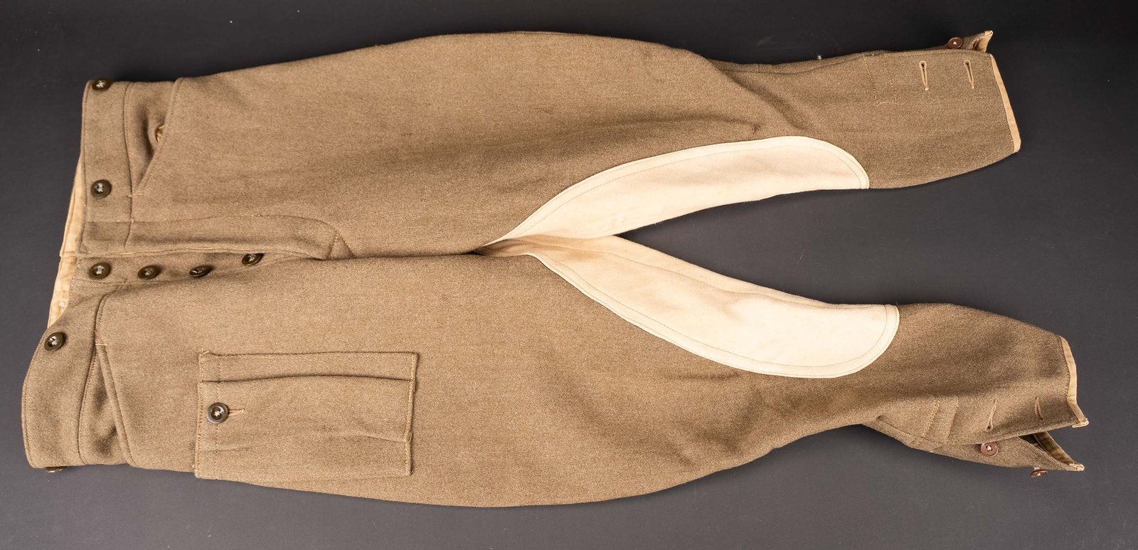 Pantalon de Dispatch Rider. British Dispatch Rider trousers.: Pantalon de Dispatch Rider. En epais drap marron. Tous les boutons sont presents. Bas des jambes fermant par une rangee de deux boutons. Entre-cuisse renforce par une epaisse piece en tissu beige.
