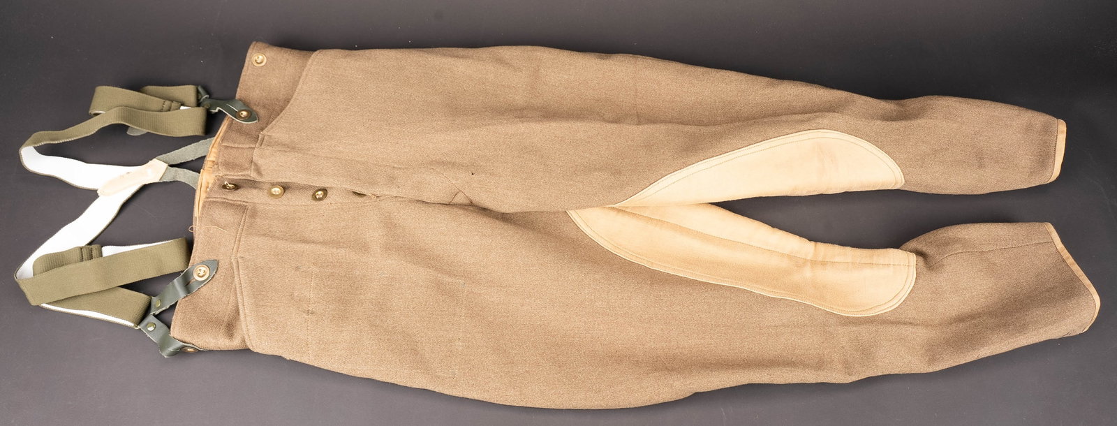 Pantalon de Dispatch Rider. British Dispatch Rider trousers.: Pantalon de Dispatch Rider. En epais drap marron. Tous les boutons sont presents. Bas des jambes fermant par une rangee de deux boutons. Entre-cuisse renforce par une epaisse piece en tissu beige.