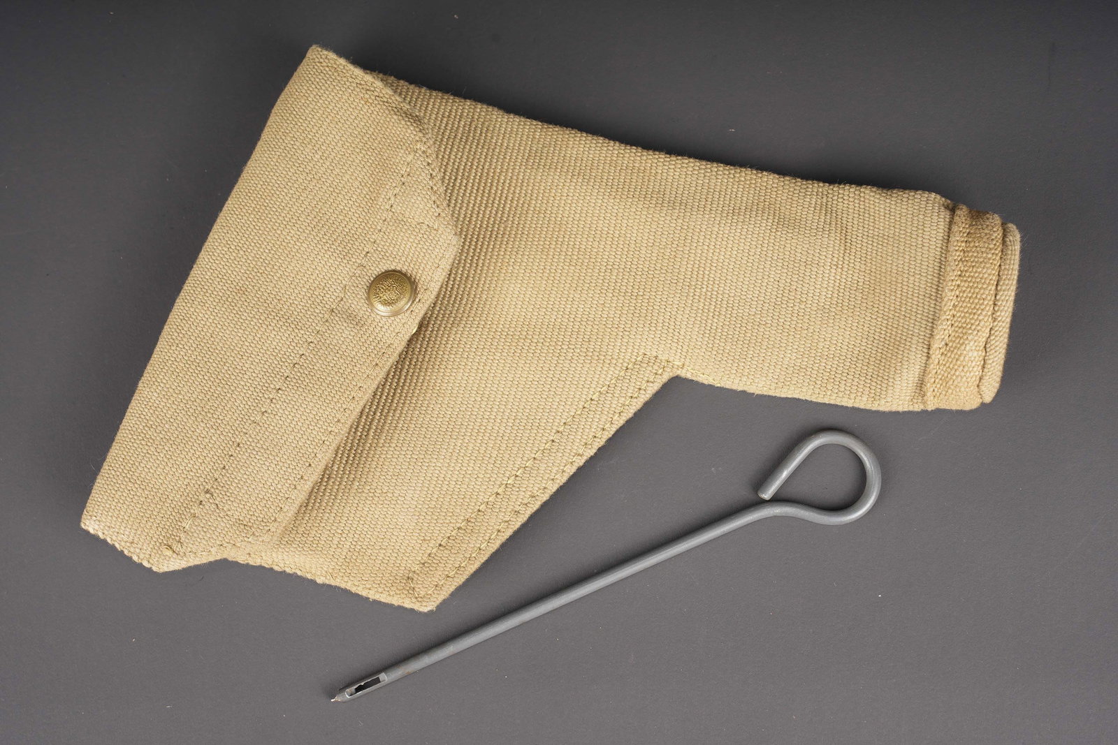 Holster de pistolet Webley. British webley holster.: Holster de revolver Webley. En forte toile web, le bouton pression est fonctionnel. Les crochets de fixation au ceinturon sont presents. Fabrication MW S LTD 1943 avec broad arrow. Baguette de