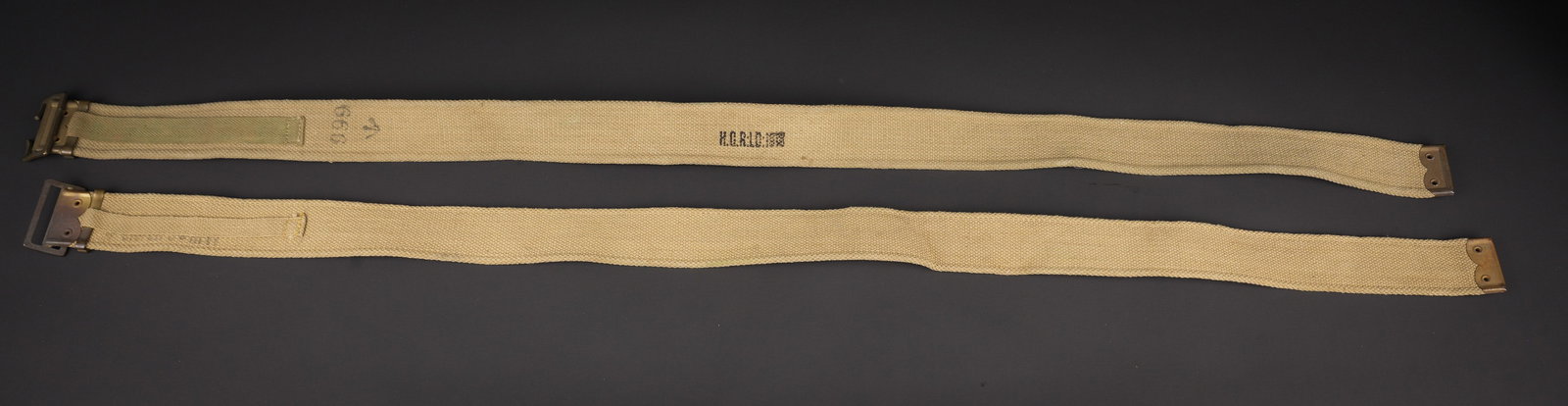 Sangles britanniques. British straps.: Sangles britannique. Deux sangles en epaisse toile web. Bouclerie en laiton. Un passant en toile est present sur chaque bretelle. Marquages MW & S 1943 et HGRLD 1943. A noter une legere usure et