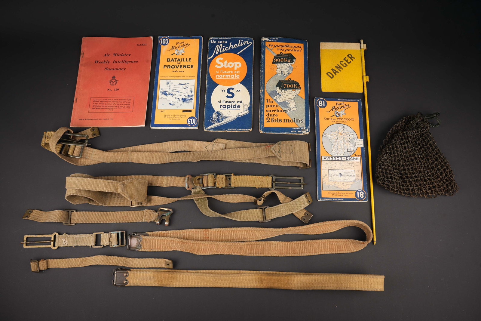 Equipements britannique. British equipment: Equipement britannique. Comprenant un drapeau de signalisation de mine, en metal, peinture jaune a 80%, beau marquage Danger. Un filet de camouflage pour casque MK II, petites mailles, le cordon de