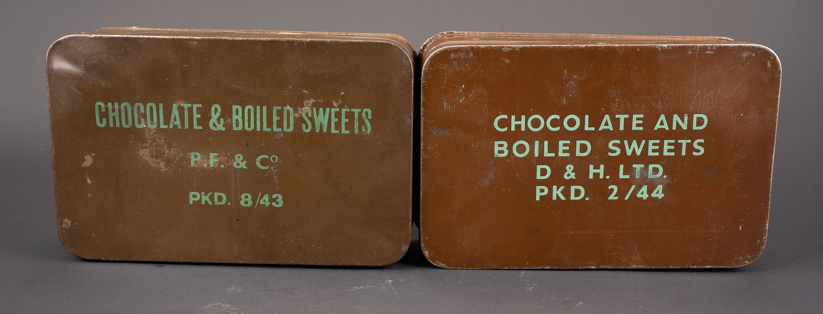 Boites de chocolat britannique. British chocolate tins: Boites de chocolat britannique. Deux boites en metal, vide, les couvercles sont presents. Quelques bosses visibles. Marques Chocolate & Boiled Sweets PF & CO et D&H LTd. Datees du mois de fevrier