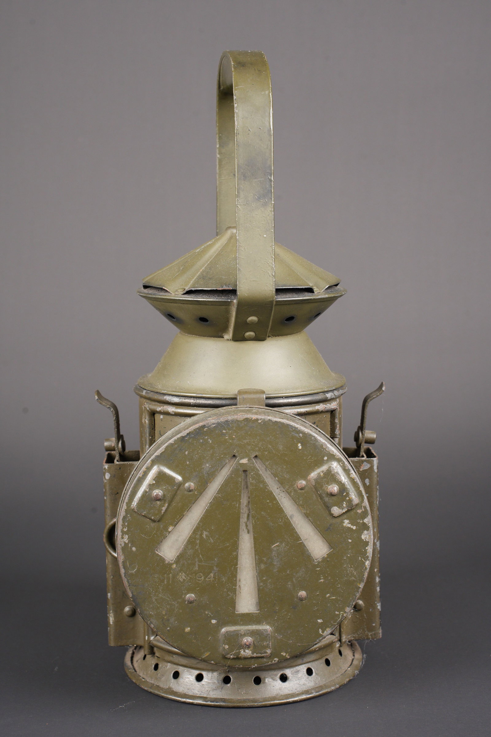 Lanterne britannique. British lantern: Lanterne britannique. En metal. Peinture kaki a 90%. La poignee de transport est presente. Le cache verre est ajoure d un broad arrow. Toutes les pieces mobiles sont fonctionnelles. Fabrication Wakesf