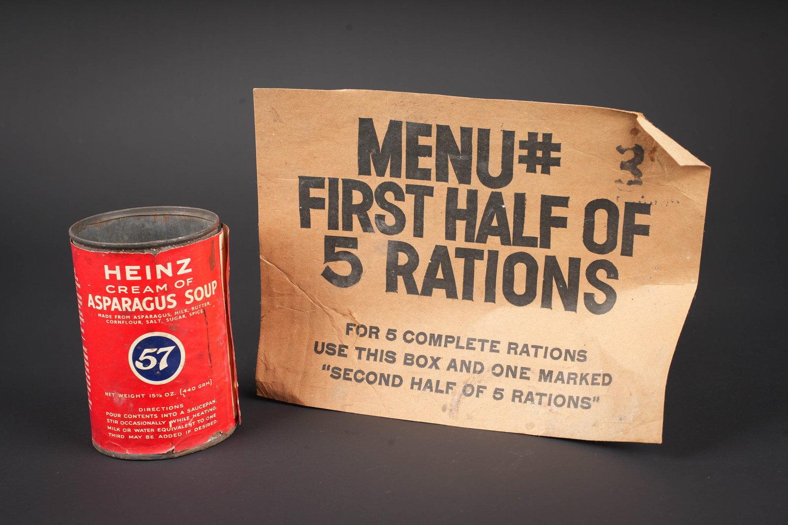 Ration britannique. British ration pack: Ration britannique. Comprenant une boite de conserve ouverte et vide. Etiquette marquee Heinz cream of Aspargus Soup. Etiquette decollee. Marquages Made in England HJ England Co Ltd England NW 10.