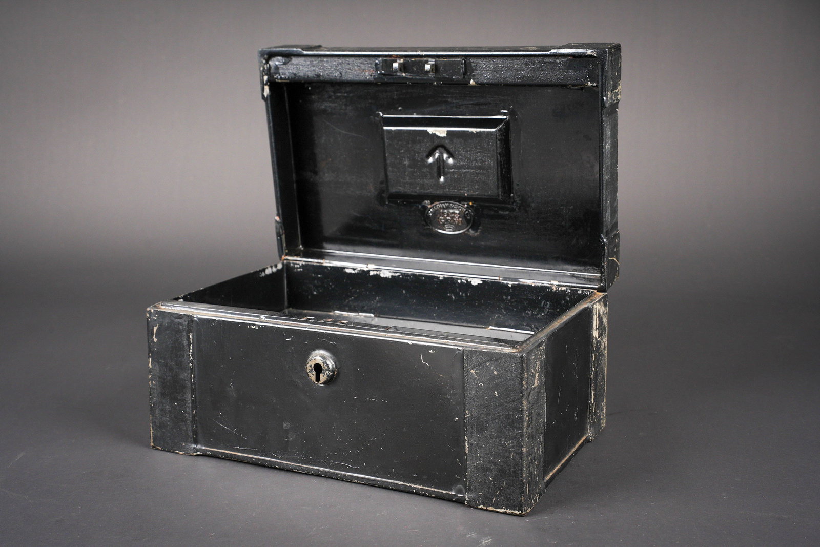 Caisse britannique. British crate: Caisse britannique. En metal. Peinture noire a 70%. La cle est manquante. Poignee de transport complete. Le rack interne est present. Marquages G R VI 1943. Ce type de caisse peut faire penser a une