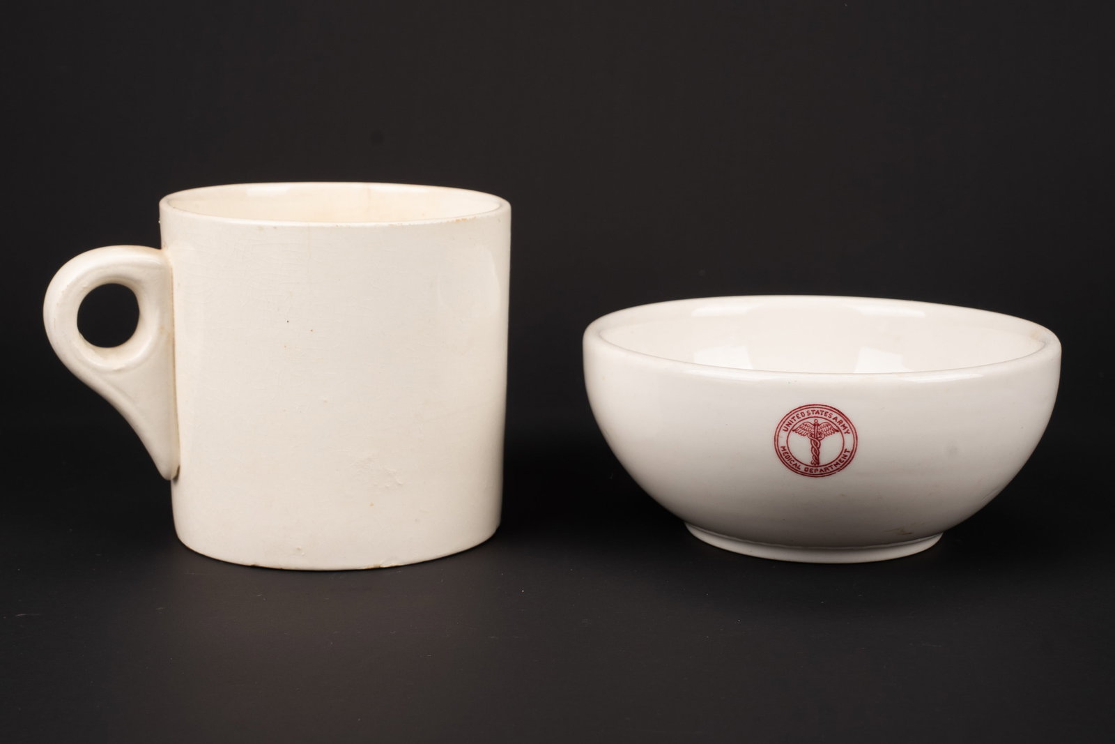 Vaisselle britannique. British tableware: Vaisselle britannique. Comprenant une tasse en ceramique blanche, anse complete, fabrication Royal Tudor Ware, Barker Bros Ltd 1943. Hauteur 10,5 cm. Diametre 10,5 cm. Une coupelle en ceramique