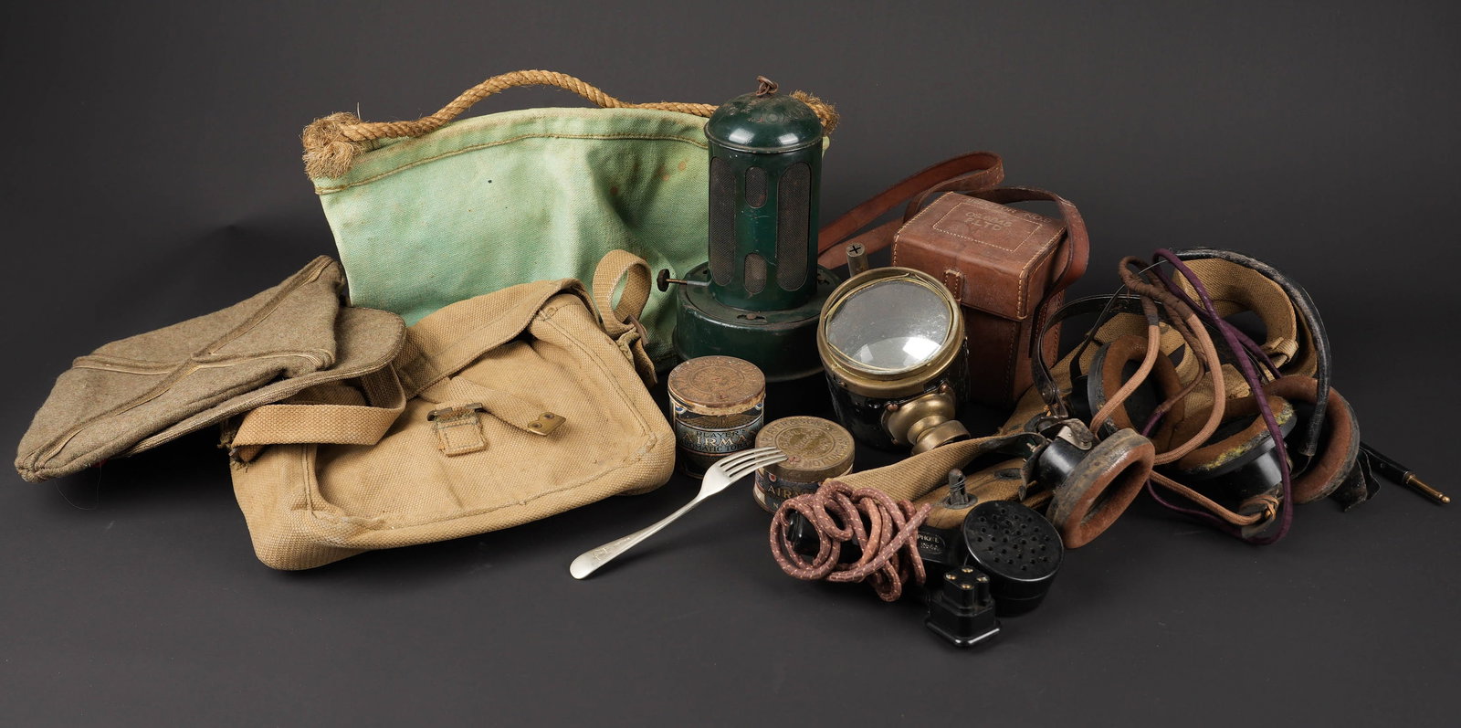 Equipement britannique. British equipment.: Equipement britannique. Comprenant un casque radio, armature en metal avec renfort en cuir. Les bonnettes sont fortement usees. Sans marquages visibles. Cable et prise presents. Une housse en cuir mar