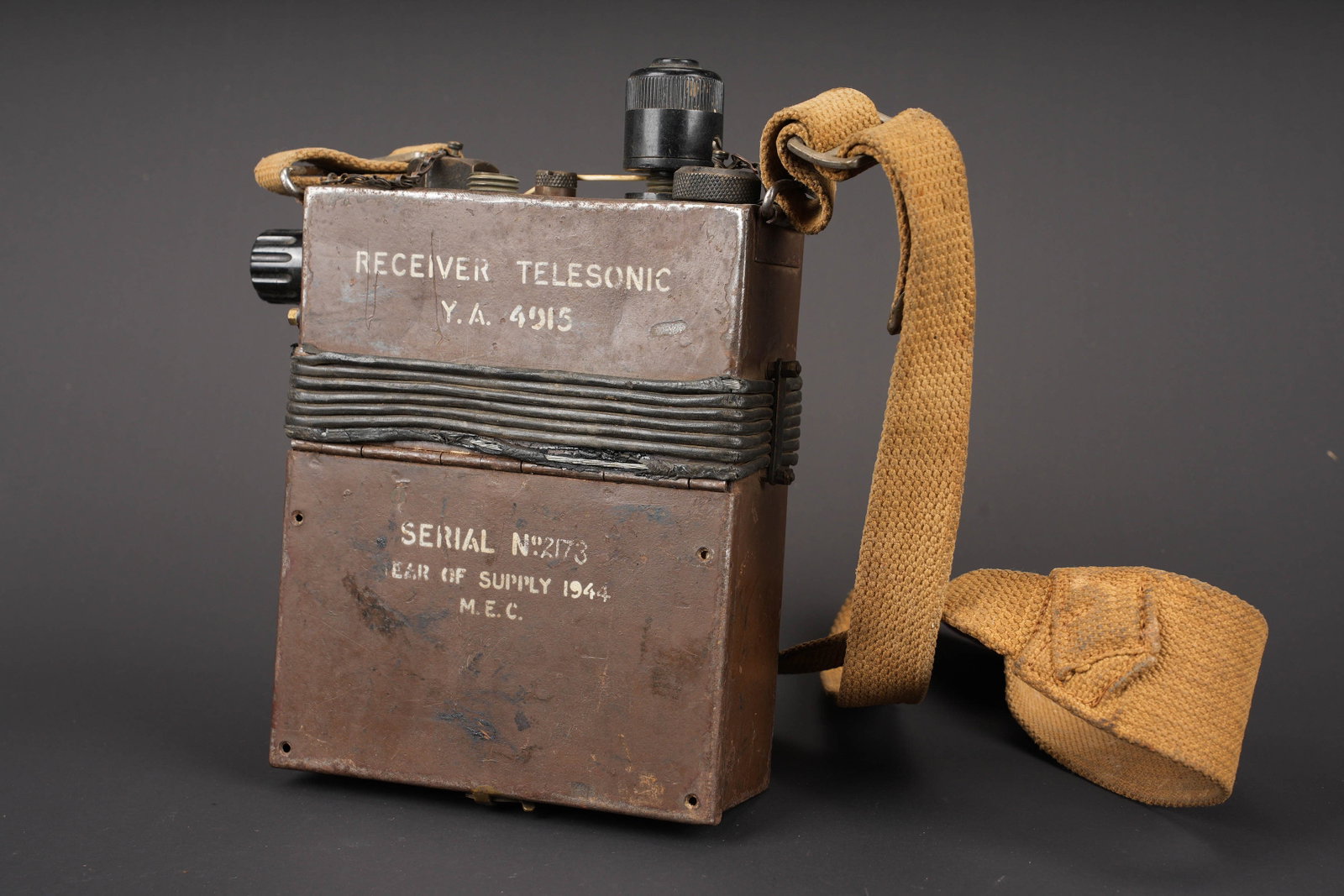 Receiver Telesonic. Receiver Telesonic.: Receivert Telesonic. Boitier en metal. Peinture marron a 80%. Toutes les pieces mobiles sont fonctionnelles. Marquages Receiver Telesonic YA 4915 Seraila N 2173 Year of supply 1944 MEC. Antenne radio 