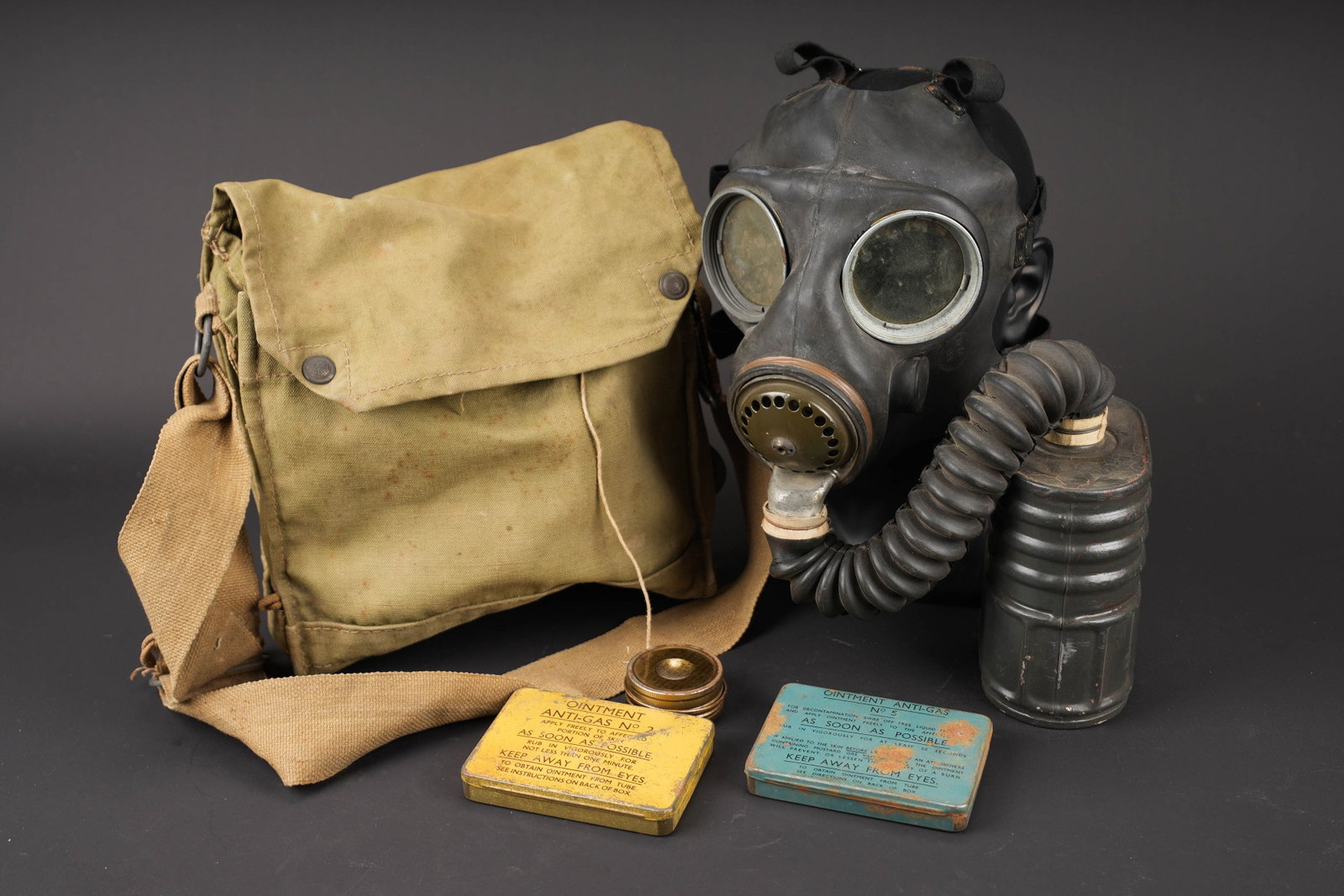 Masque anti-gaz britannique. British gas mask (1 of 19)