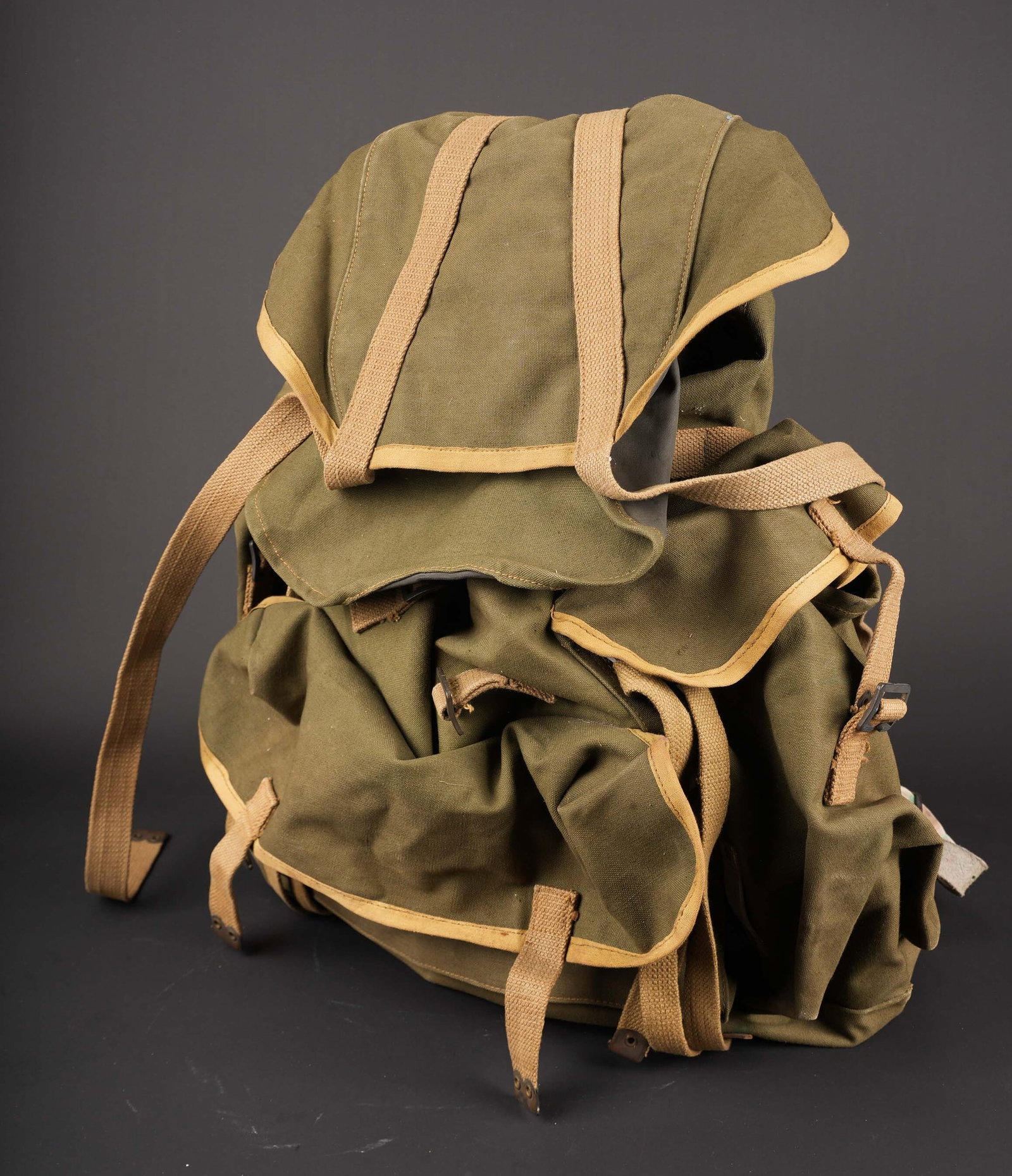 Sac a dos Bergham. British Bergan backpack.: Sac a dos Bergham. En toile impermeabilisee verte. Toutes les sangles sont presentes. Armature metallique. Date 1945. Marquages fabricant illisibles. Fermeture eclair fonctionnelle. A noter une legere