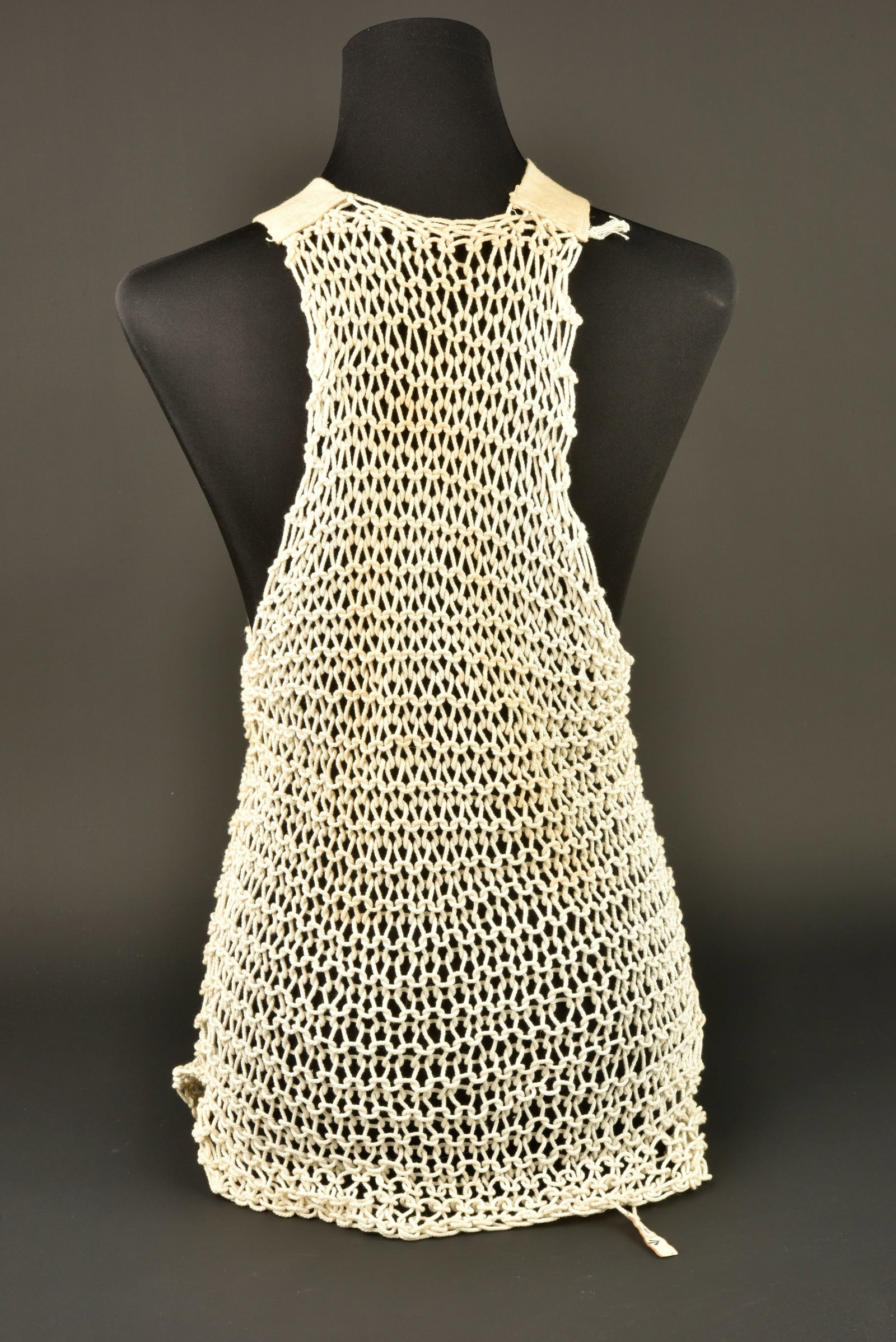 String Vest. String Vest.: Strig Vest. En maille blanche. Etiquette portant la fleche du War Department, datee 1942. Size 3. A noter une certaine usure et patine de la piece, ainsi que quelques taches. Etat II+. String vest.
