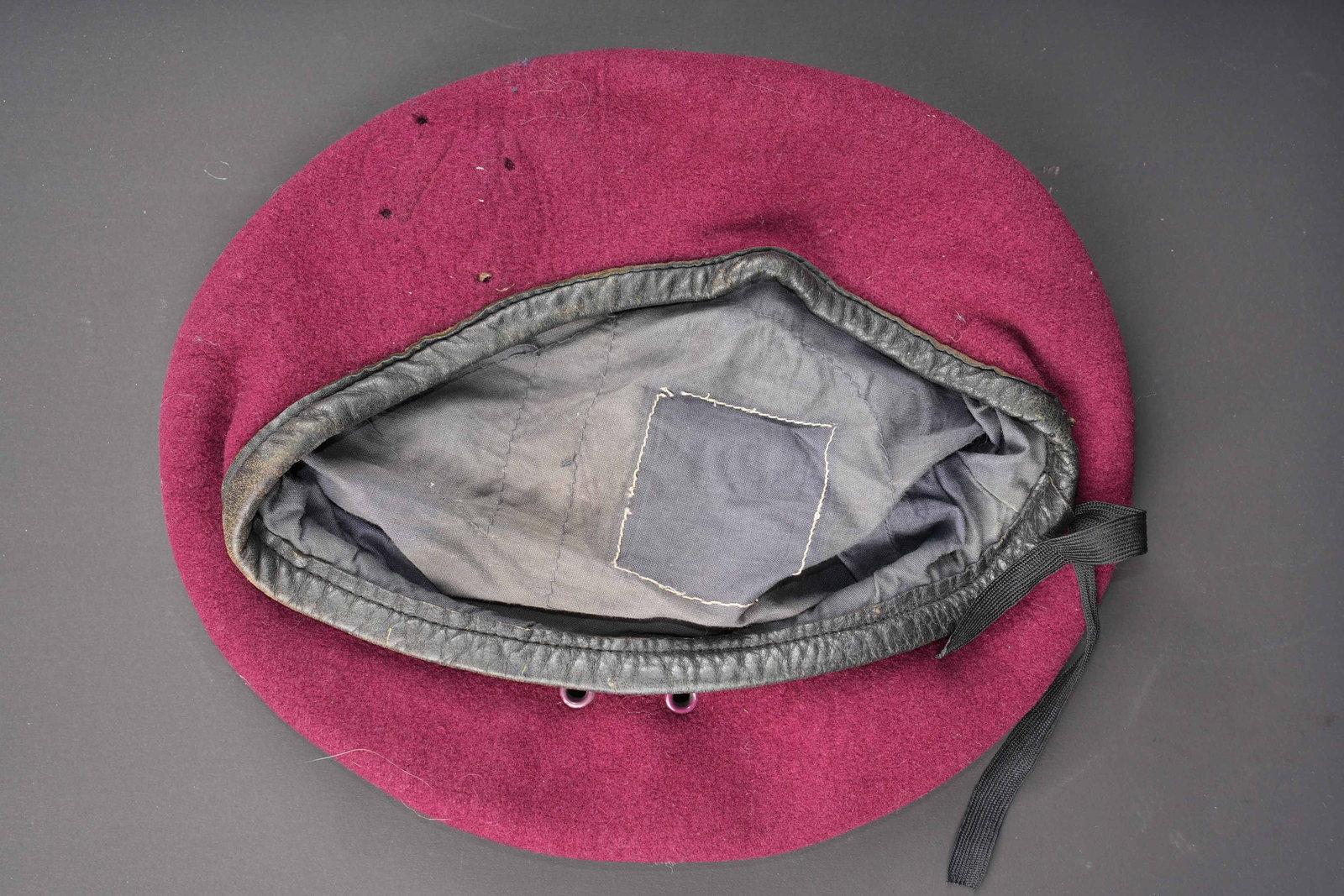 Beret amarante de parachutiste britannique. British maroon paratrooper beret. (1 of 5)