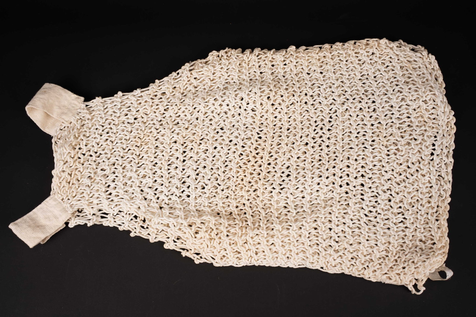 String Vest. String Vest.: String Vest. Maillot de corps fabrique a partir de cordelettes blanche. Une fois les cordelettes decousues, ce maillot de corps se transforme en corde d evasion. Etiquette du fabricant H & S datee 194