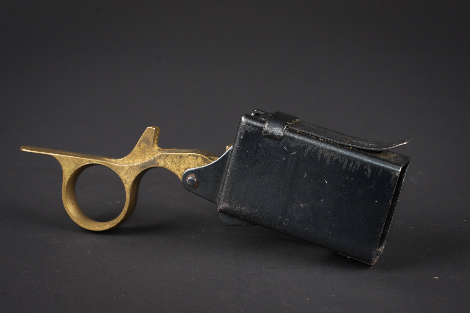 Chargette de pistolet mitrailleur Sten MK II. Loading tool for Sten Mk II.: Chargette de pistolet mitrailleur Sten MK II. En metal et laiton. Toutes les pieces mobiles sont fonctionnelles. Sans marquages visibles. A noter une certaine usure et patine de la piece. Etat II+. Lo