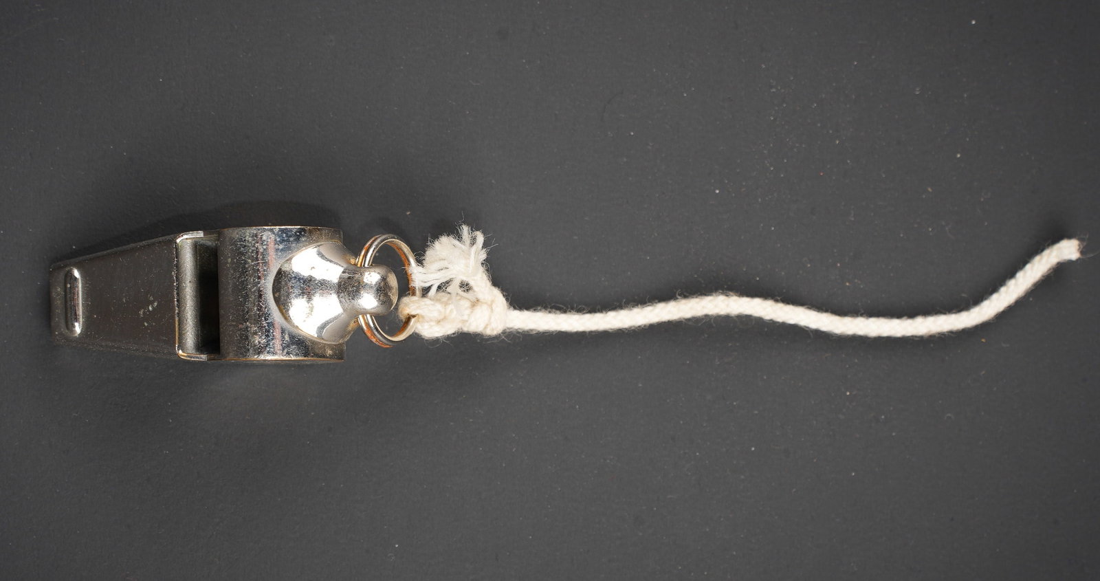 Sifflet de la RAF. British RAF Whistle.: Sifflet de la RAF. En metal nickele. Fonctionnel. Marquages AM sous couronne 23/230 293/14/L1795. Anneau grenadiere present. A noter une certaine usure et patine de la piece. Etat II+. RAF whistle.