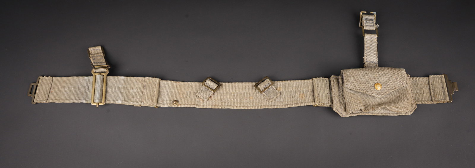 Ceinturon RAF. British RAF belt.: Ceinturon RAF. Comprenant un ceinturon en epais tissu web bleu, bouclerie en laiton. Les marquages sont illisibles. Taille M. Deux rallonges de brelage en toile web bleue et boucleries en laiton. Marq