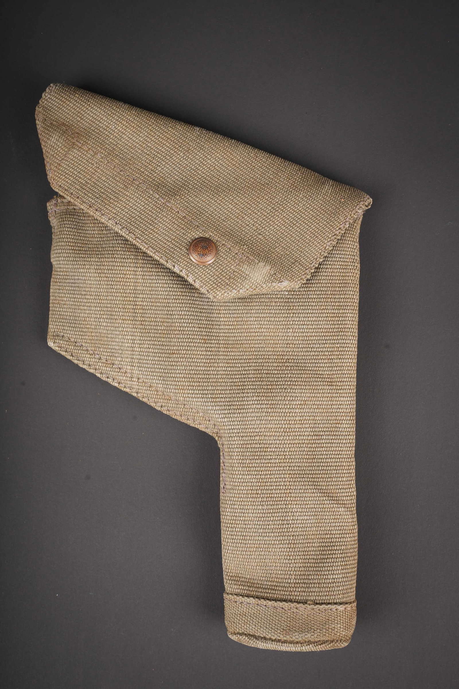 Holster pistolet Webley RAF. British RAF webley holster.: Holster de pistolet Webley de la RAF. En epais tissu web, couleur gris bleu. Le bouton pression est fonctionnel. Les attaches au ceinturon sont presents. Beau marquage AM sous couronne. B2663/39. Date