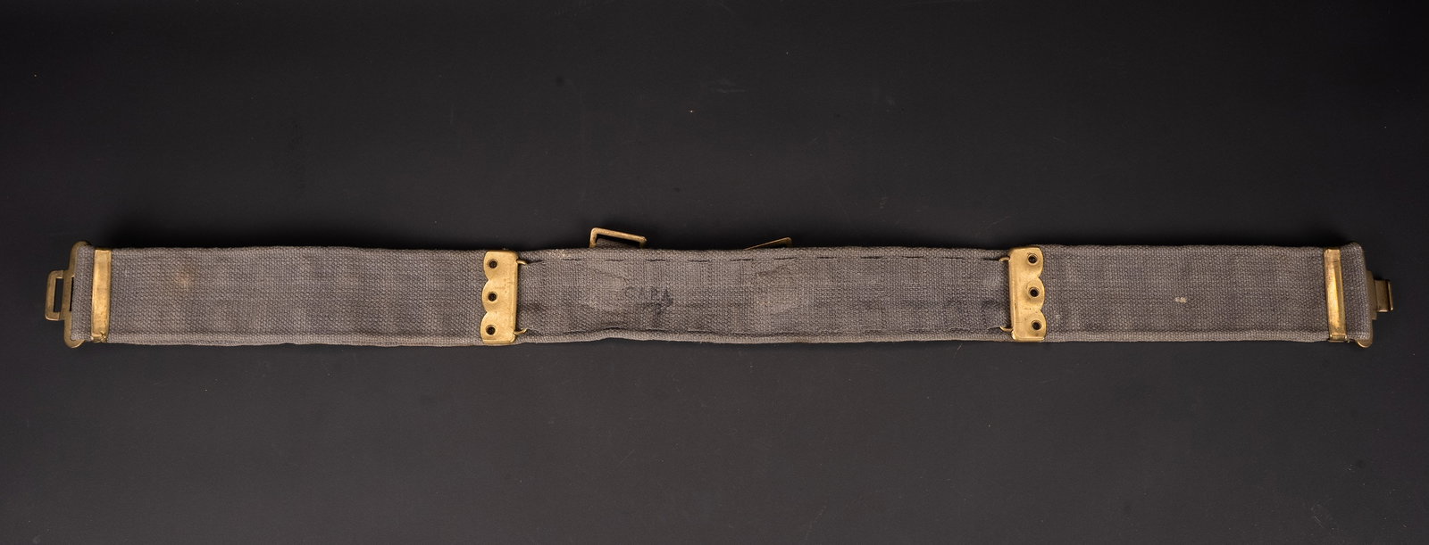 Ceinturon RAF. British RAF belt.: Ceinturon RAF. En forte toile web bleue. Bouclerie en laiton. Marquages presents mais illisibles. A noter une certaine usure et patine de la piece, ainsi que quelques taches et accrocs. Etat II+. RAF 