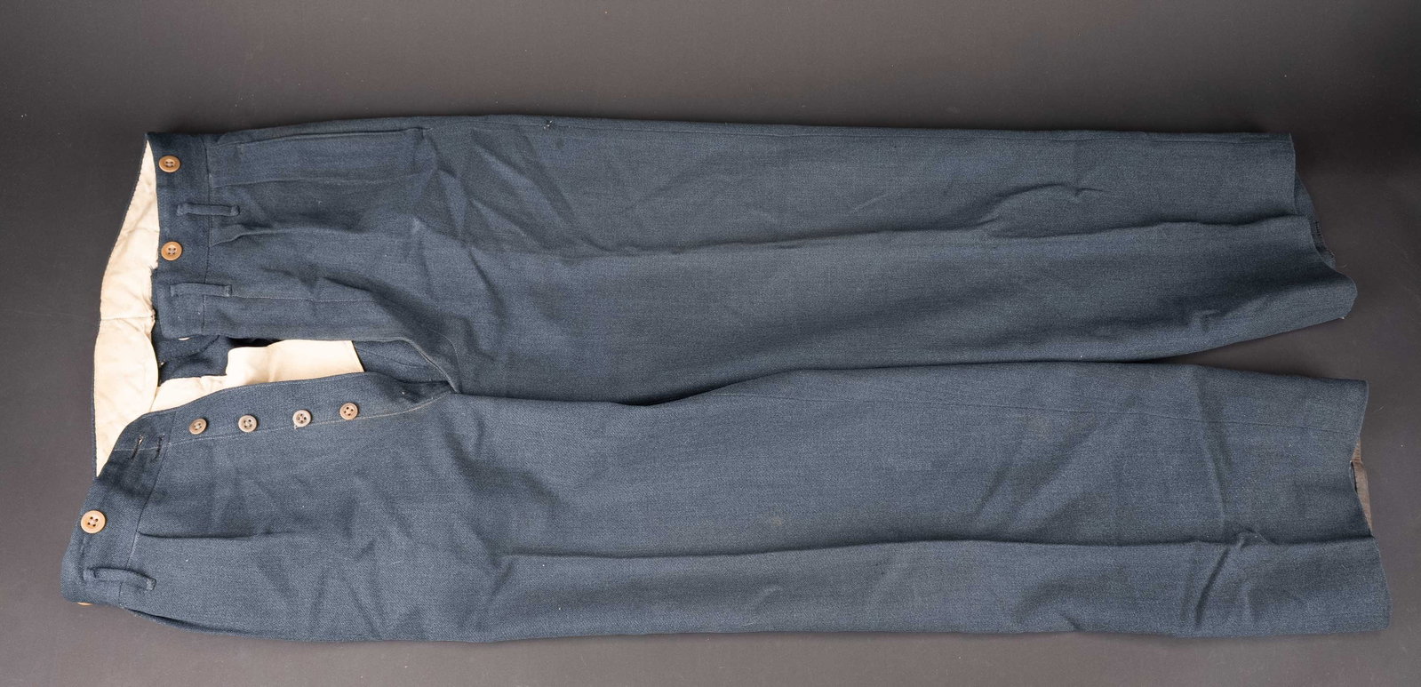 Pantalon RAF. British RAF trousers.: Pantalon RAF. En gabardine bleue. Tous les boutons sont presents. Interieur double en tissu coton blanc. Sans marquages visibles. A noter une certaine usure et patine de la piece, ainsi que quelques t