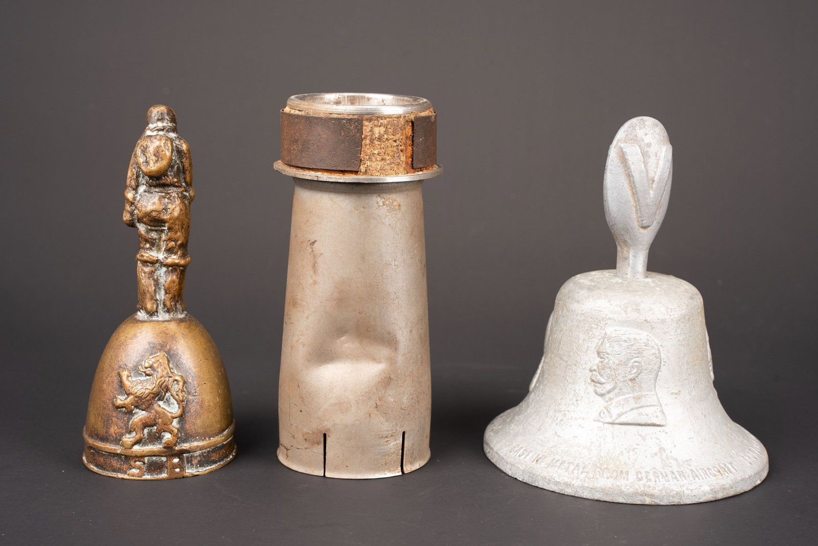 Clochettes RAF. British RAF bells.: Clochettes RAF. Comprenant une clochette en laiton, manche representant un pilote de la RAF. Marquages RAF en relief, fonctionnelle. Marquages SB au dos. Hauteur 15 cm. Une cloche en metal, marquages 